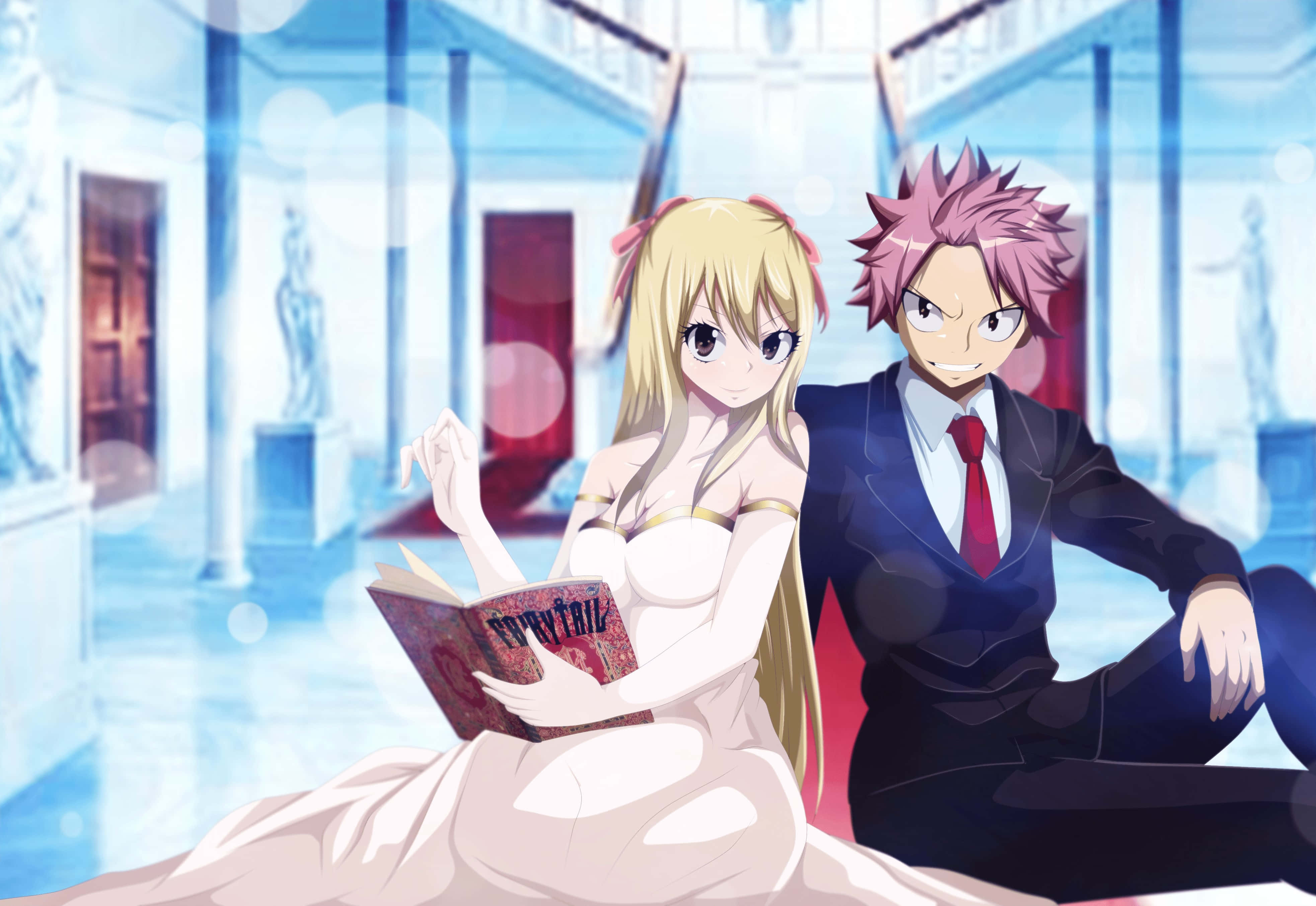 lucy heartfilia 桌布 壁紙 — 一位金髮動漫女孩穿著白色連衣裙在閱讀一本書，而一位粉紅色頭髮的男孩穿著西裝坐在她旁邊，在一個宏偉的藍色大廳裡。