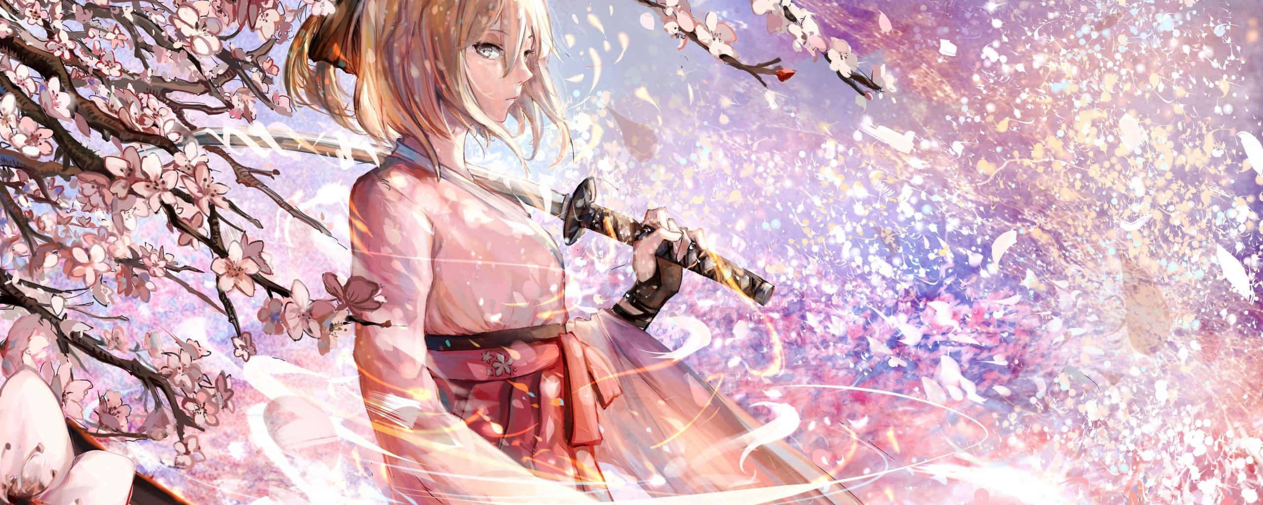 動漫女孩 桌布 壁紙 — 一位金髮動漫女孩穿著粉紅色和服，在發光的紫色天空下，在飄落的櫻花中握著一把刀。