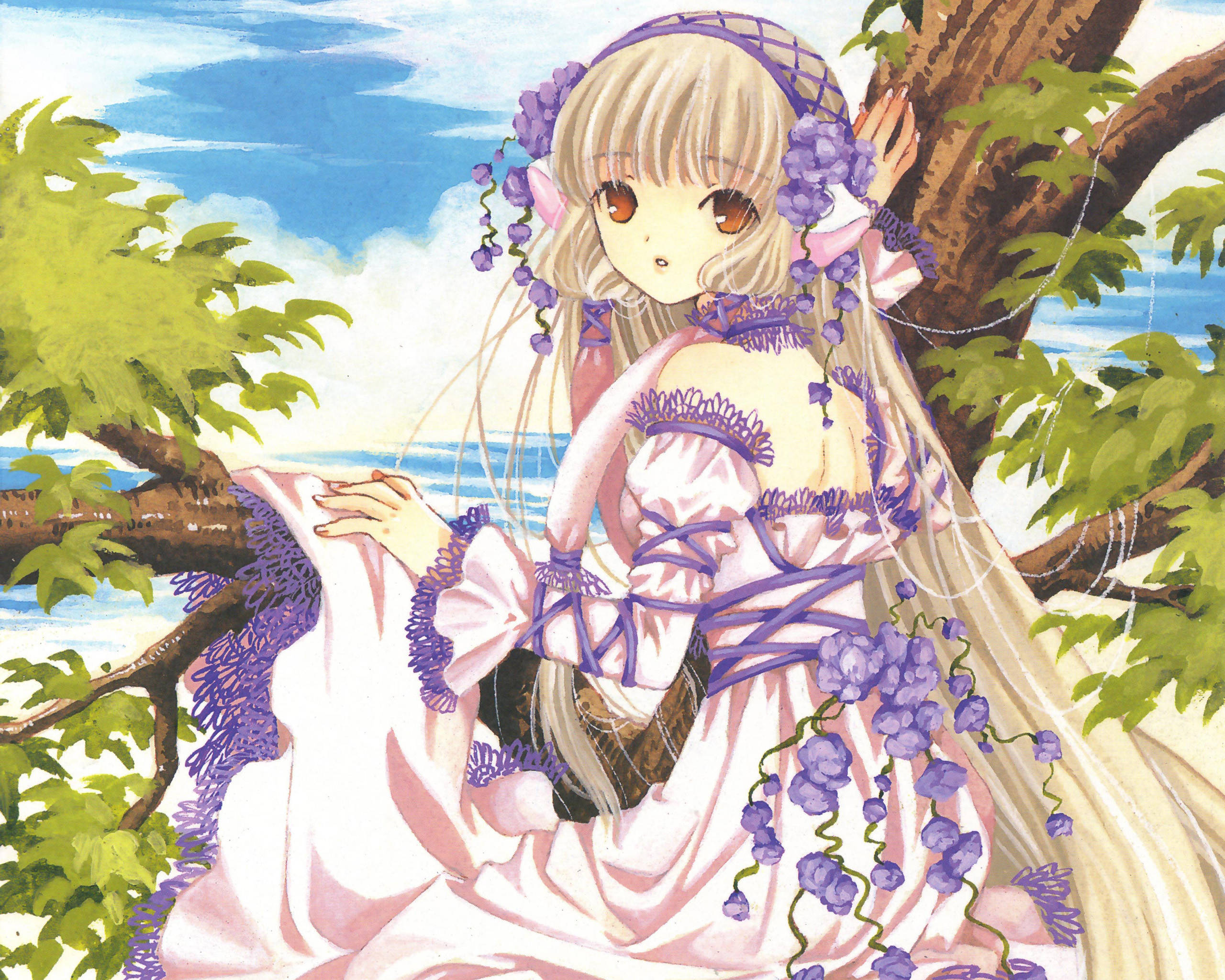 Chobits 桌布 壁紙 — 一位金髮動漫女孩穿著粉紅色和紫色的連衣裙，坐在一棵開滿紫藤花的樹旁，俯瞰藍天下的海洋。