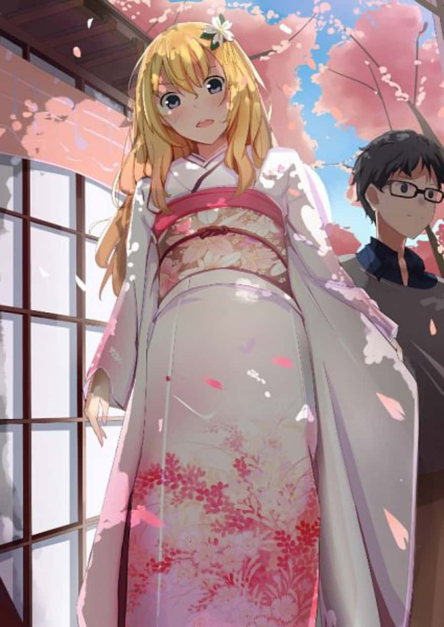 動漫 桌布 壁紙 — 一位金髮動漫女孩穿著粉紅色花卉和服，站在障子窗旁，櫻花飄過她身邊，一個男孩在她旁邊觀看。