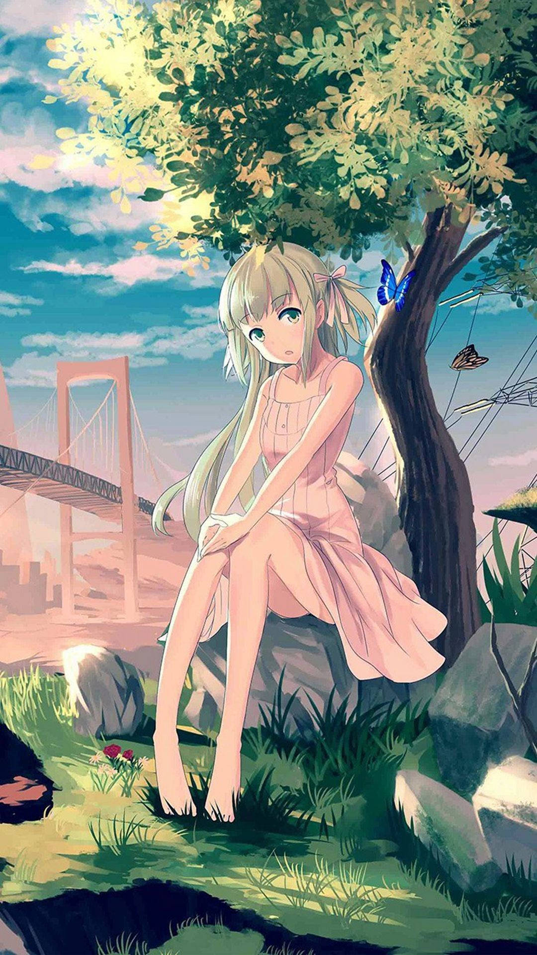 HD anime phone 桌布 壁紙 — 一位金髮動漫女孩穿著粉紅色連衣裙，坐在枝葉茂密的樹下，蝴蝶在附近，遠處有橋樑，天空明亮。