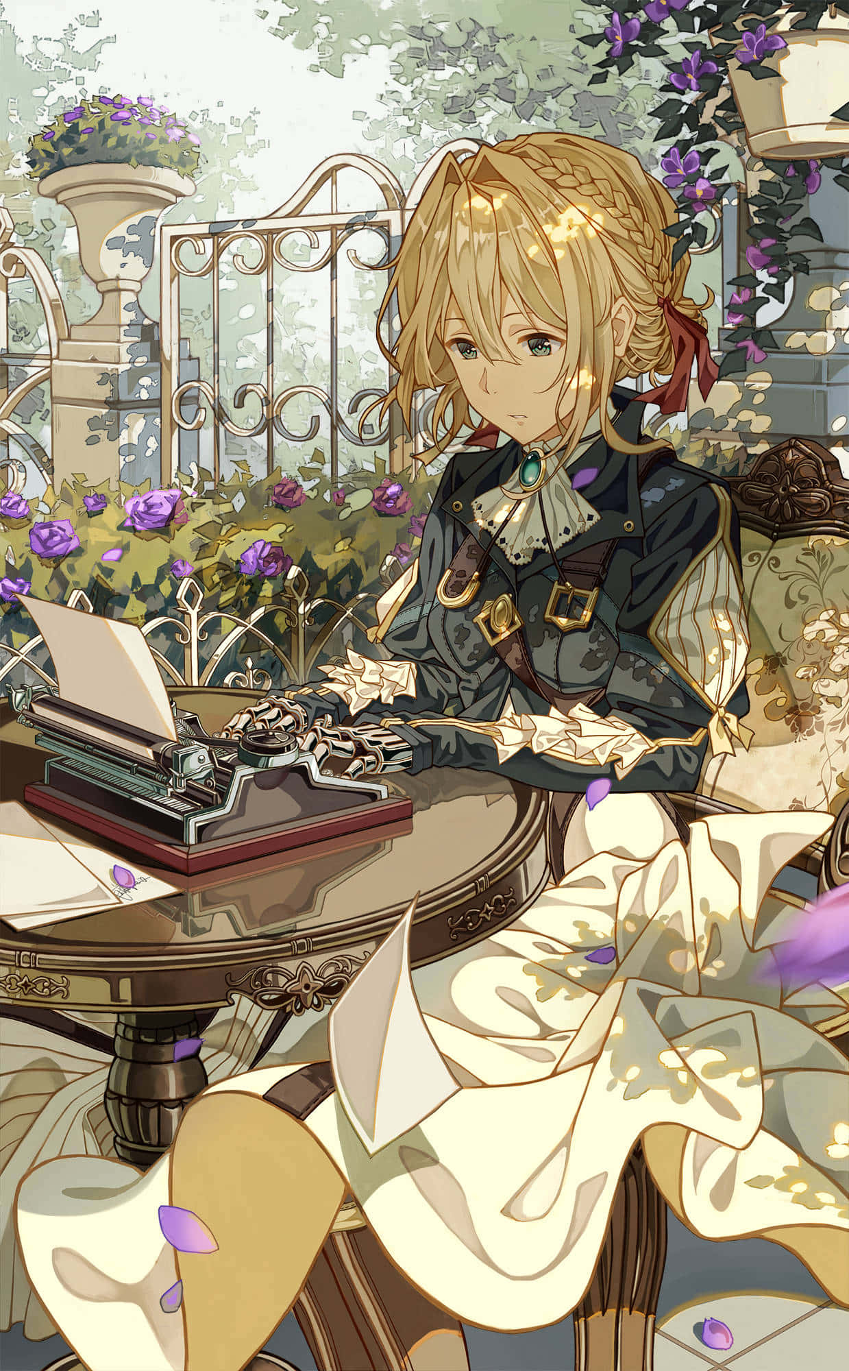 Anime Garden 桌布 壁紙 — 一位金髮動漫女孩穿著精緻服裝坐在桌旁，在復古打字機上打字，周圍環繞著紫色花朵和華麗的花園裝飾。