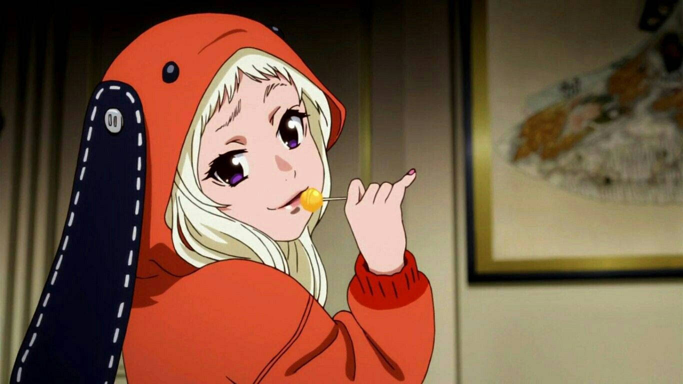 Runa Yomozuki 桌布 壁紙 — 一位金髮動漫女孩穿著紅色連帽服裝，在室內享受黃色棒棒糖，表情俏皮。