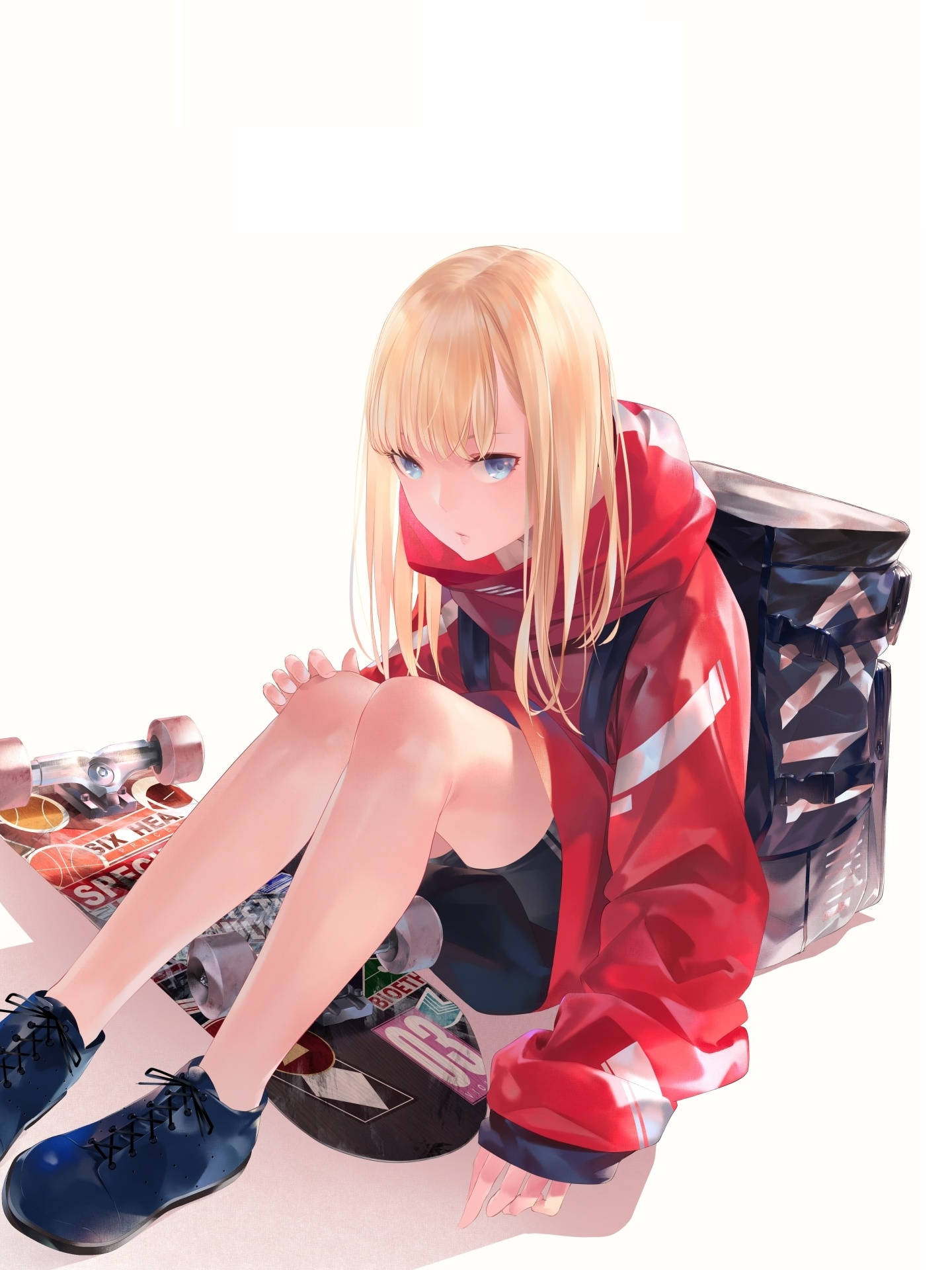 Hoodie 桌布 壁紙 — 一位金髮動漫女孩穿著紅色連帽衫，盤腿坐在滑板旁邊，背著黑色背包，背景是明亮的白色。