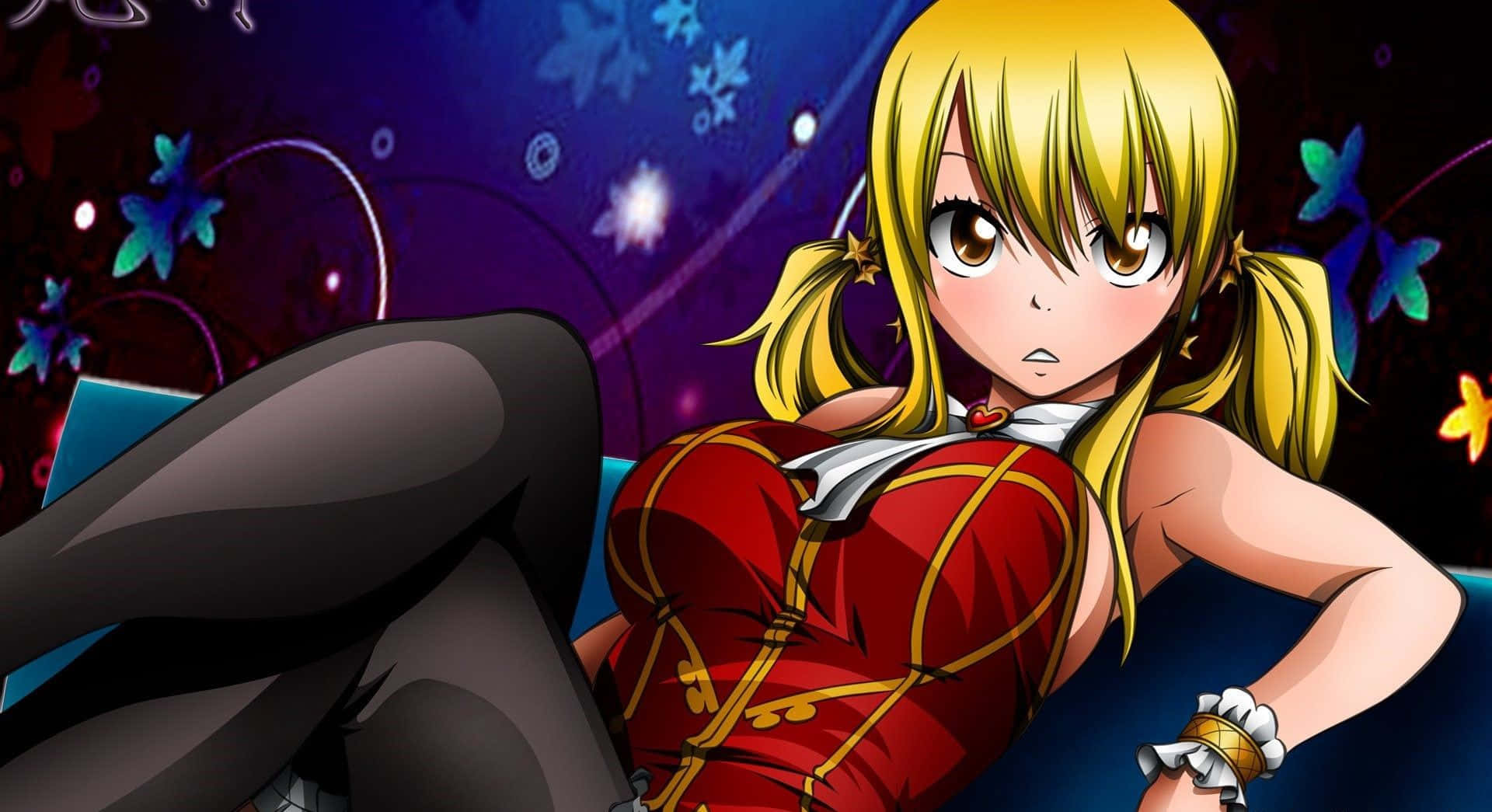 lucy heartfilia 桌布 壁紙 — 一位金髮動漫女孩穿著紅色連衣裙，靠在帶有發光花卉圖案的深紫色背景上。
