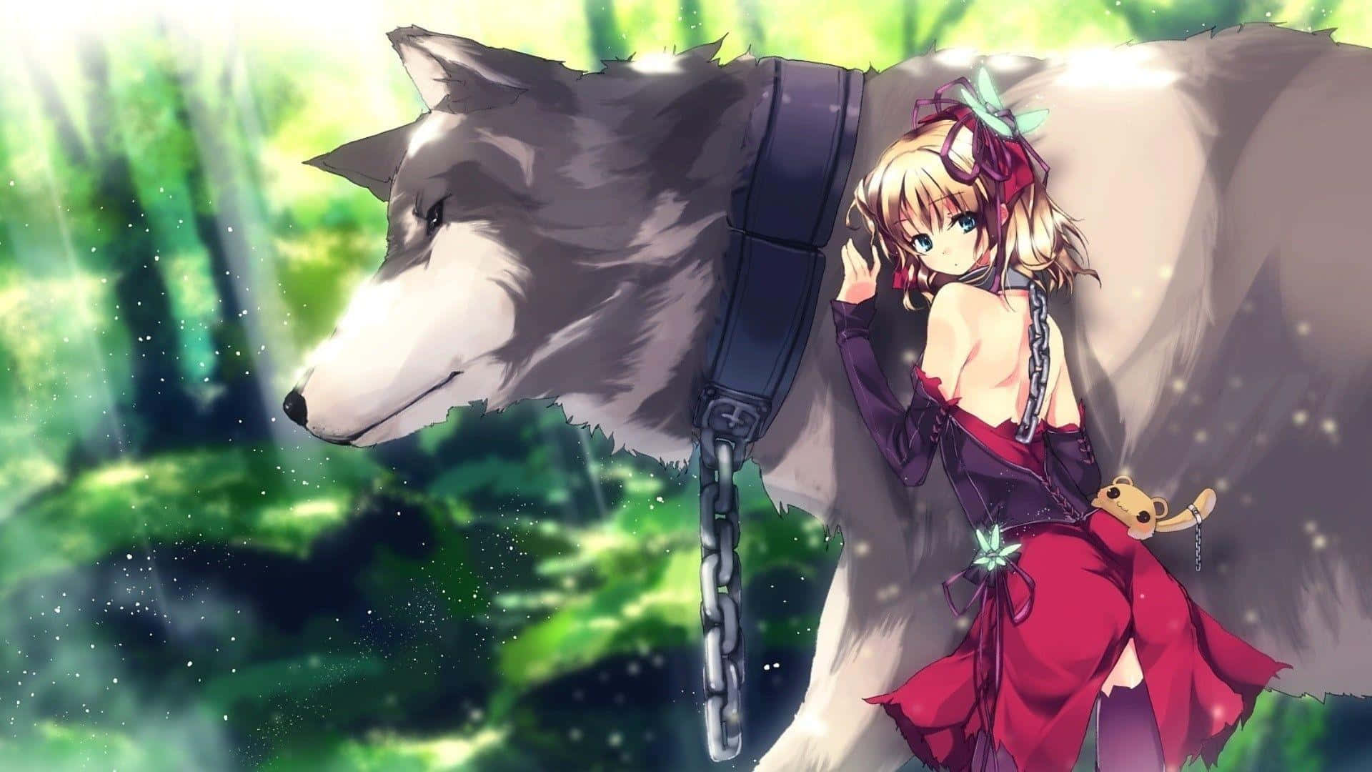 桌布 壁紙 — 一位金髮動漫女孩穿著紅色連衣裙，站在一隻戴著鏈條項圈的大灰狼旁邊，身處發光的綠色森林中。