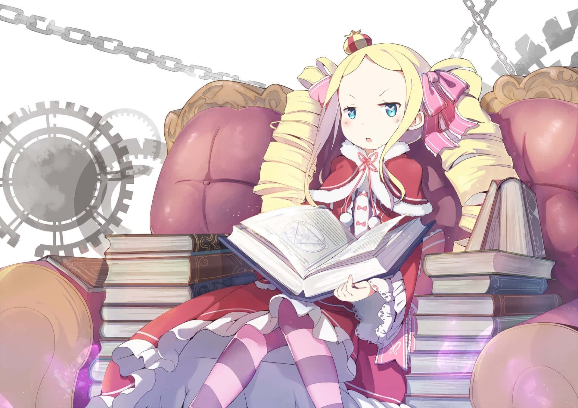 Re Zero Beatrice 桌布 壁紙 — 一位金髮動漫女孩穿著紅色連衣裙，坐在一張毛絨椅子上，周圍環繞著書籍和漂浮的齒輪，正在閱讀。