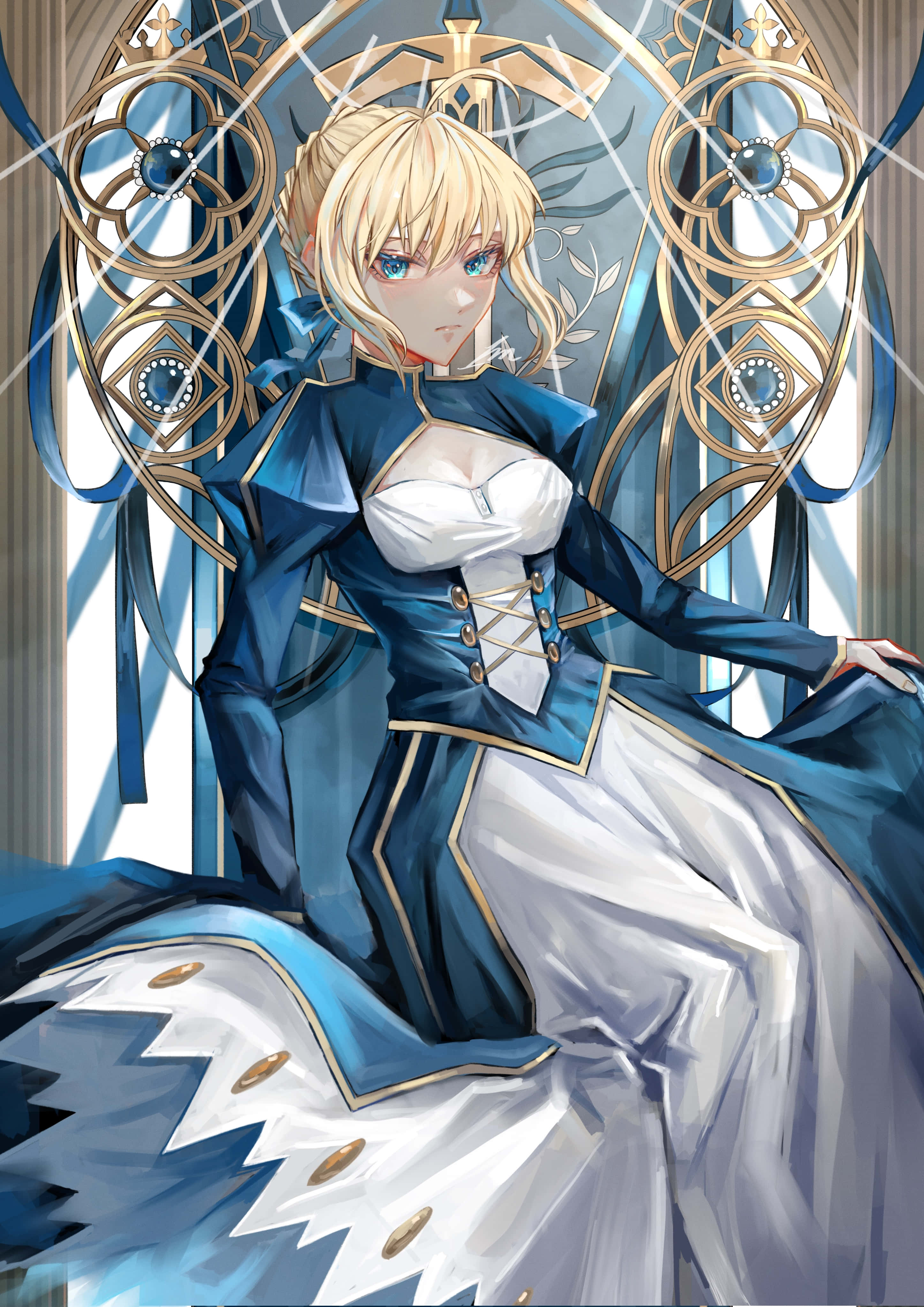 Saber 桌布 壁紙 — 一位金髮動漫女孩穿著藍白相間的長袍，端坐在飾有華麗金色圖案和彩色玻璃窗的寶座上。