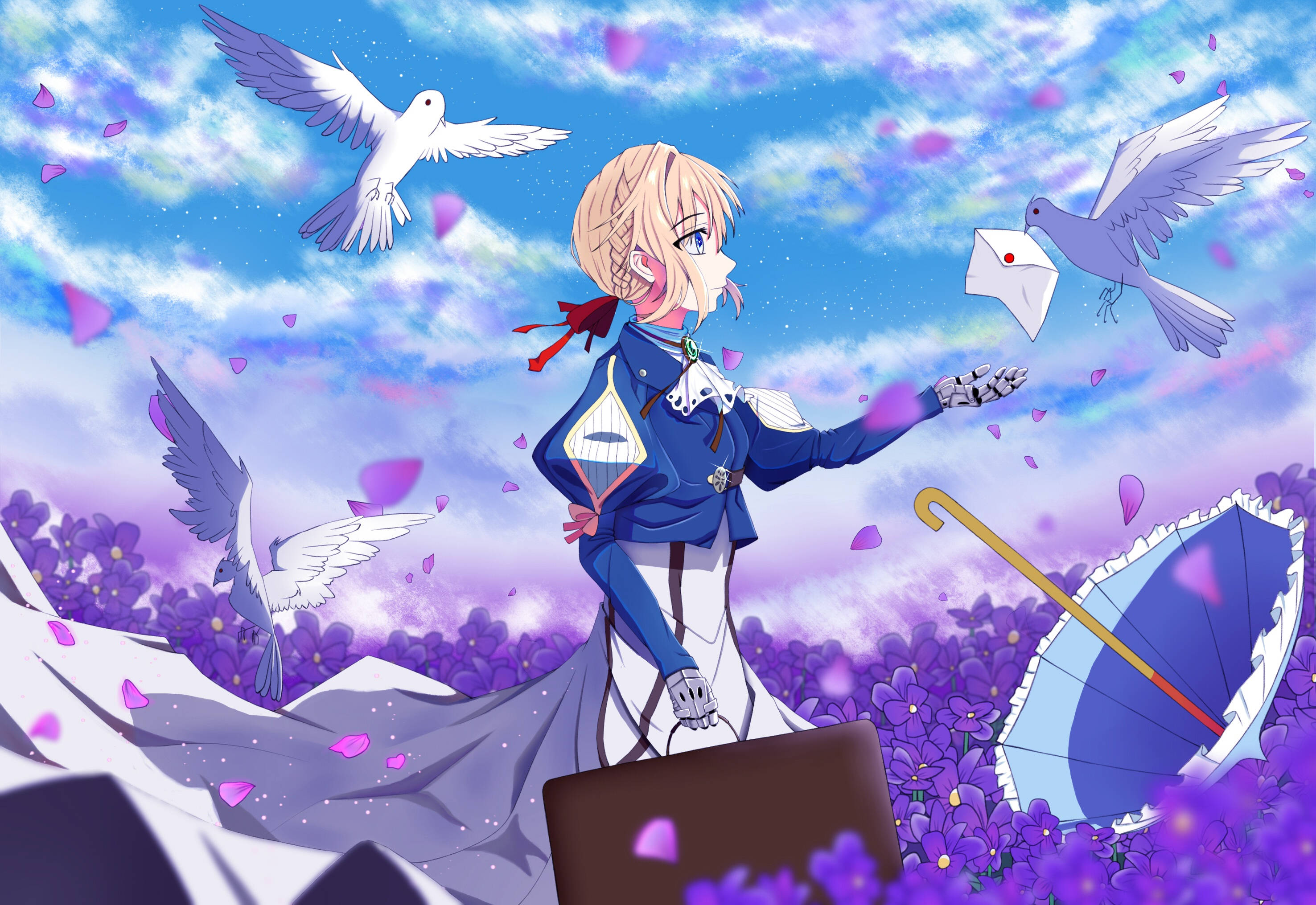 Top Anime 桌布 壁紙 — 一位金髮動漫女孩穿著藍色制服，站在紫色花田中，白鴿叼著信件在她周圍飛翔。