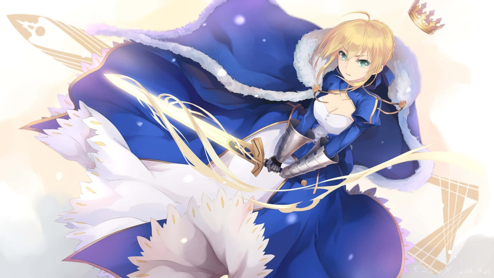 Saber Fate Stay Night 桌布 壁紙 — 一位金髮動漫女孩穿著藍色毛領斗篷，在柔和的金色背景下揮舞著發光的劍。