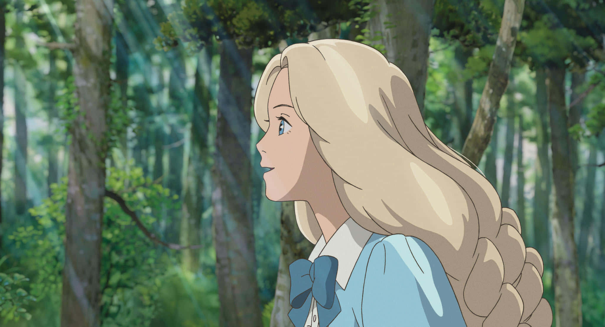 when marnie was there 桌布 壁紙 — 一位金髮動漫女孩穿著藍色襯衫，在陽光普照、樹木高聳、綠光斑駁的森林中若有所思地凝視。