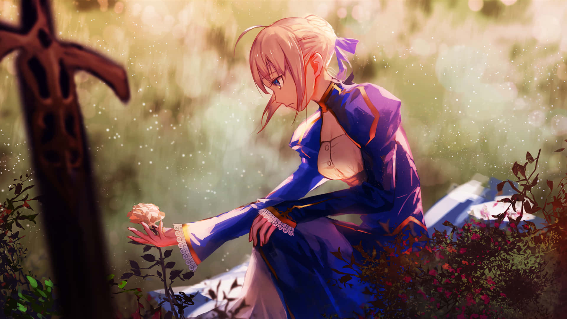 Saber Fate Stay Night 桌布 壁紙 — 一位金髮動漫女孩穿著藍色連衣裙，在陽光明媚的花園中跪著，手持玫瑰，旁邊有一個石十字架。