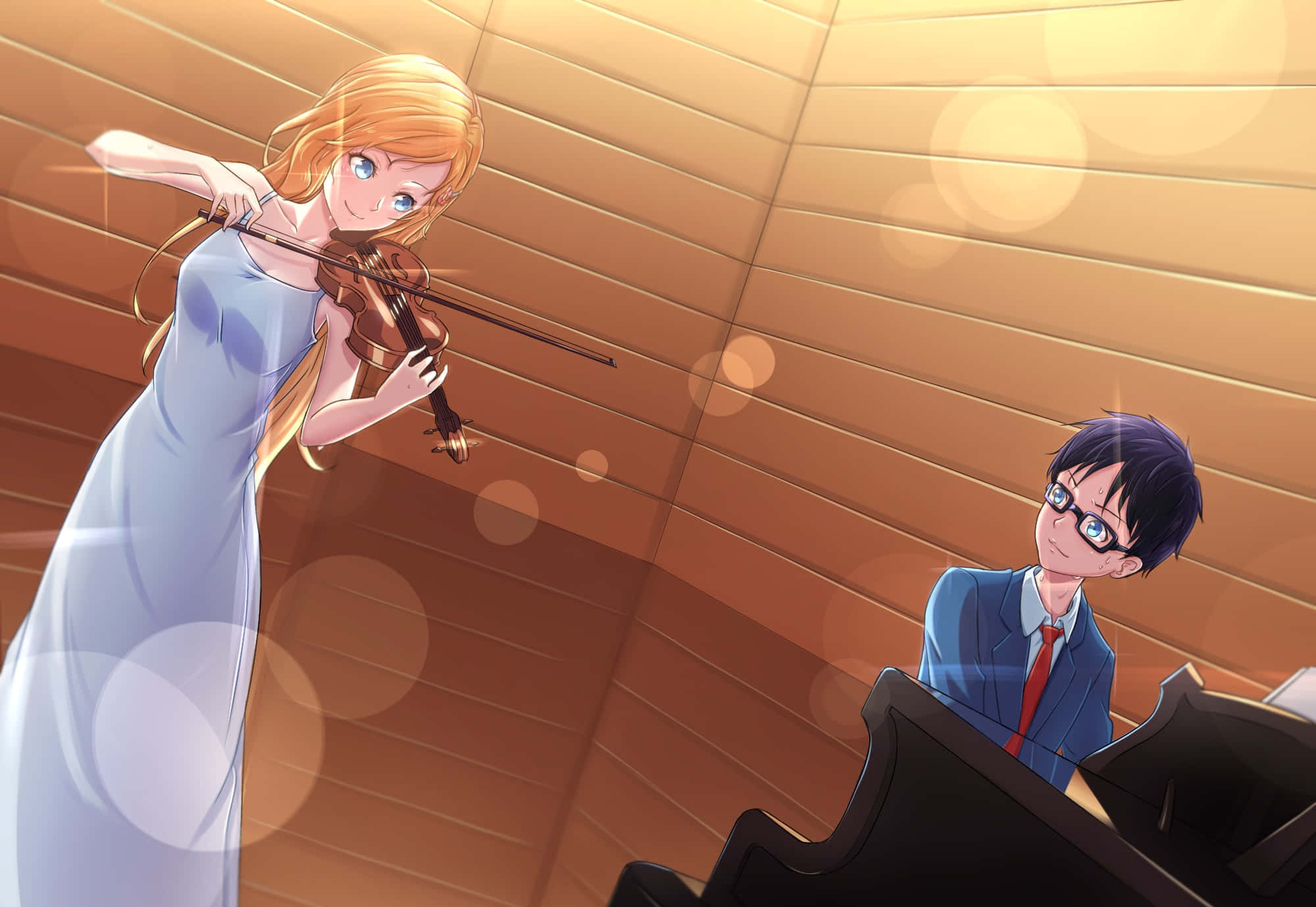 Your Lie In April 桌布 壁紙 — 一位金髮動漫女孩穿著藍色連衣裙拉小提琴，而一位穿西裝的男孩在溫暖照明的木質房間裡彈鋼琴，背景有散景燈光。