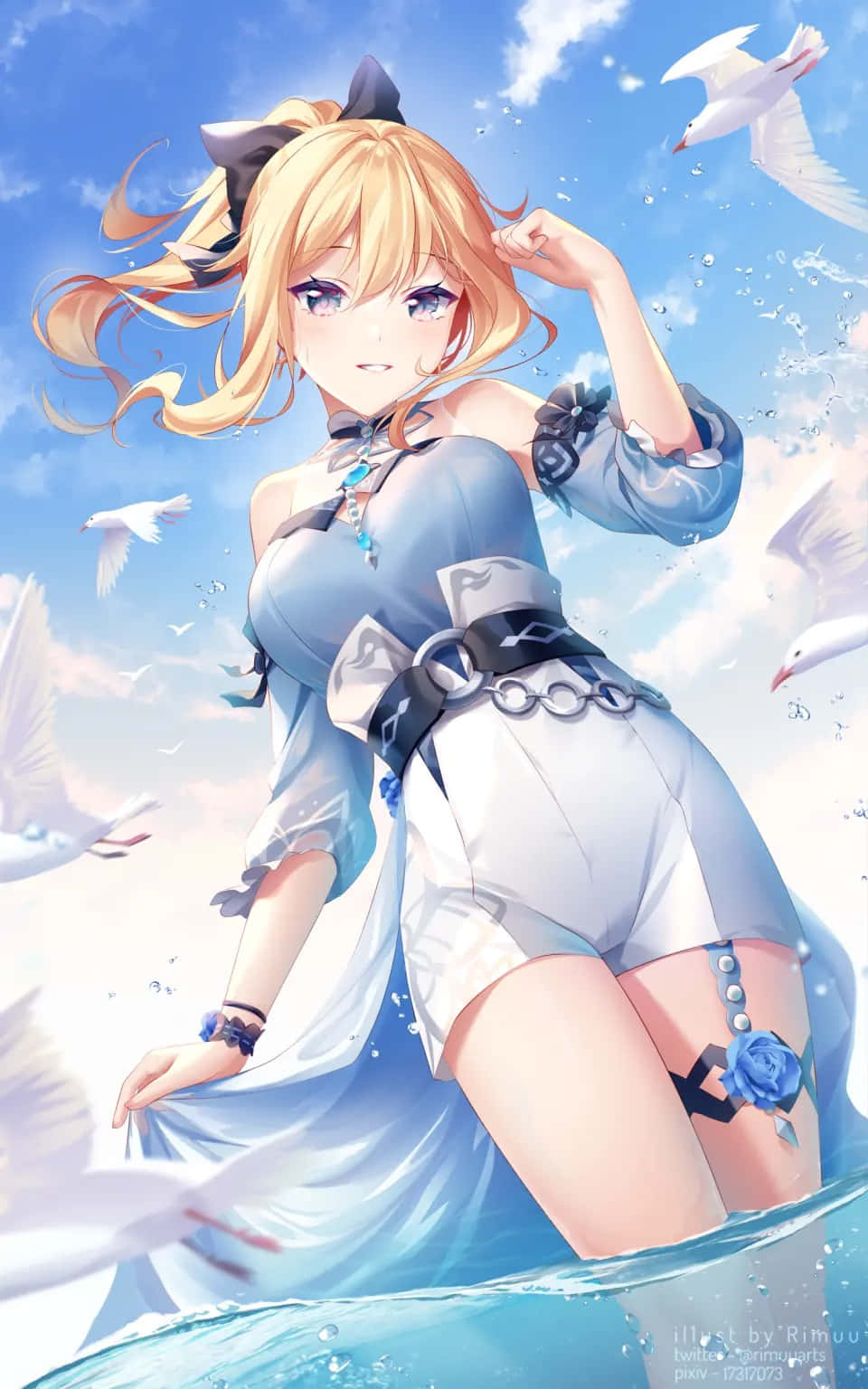Genshin Impact Jean 桌布 壁紙 — 一位金髮動漫女孩穿著藍色連衣裙站在海浪中，白色海鷗在明亮的藍天下飛繞著她。