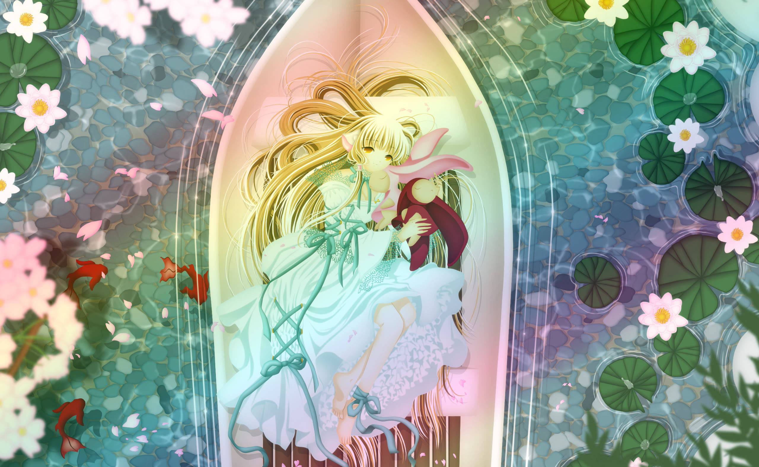 Chobits 桌布 壁紙 — 一位金髮動漫女孩穿著飄逸的白色連衣裙，在一個發光的拱形窗戶中懷抱著一個紅髮小孩，周圍環繞著睡蓮和漂浮的花朵。