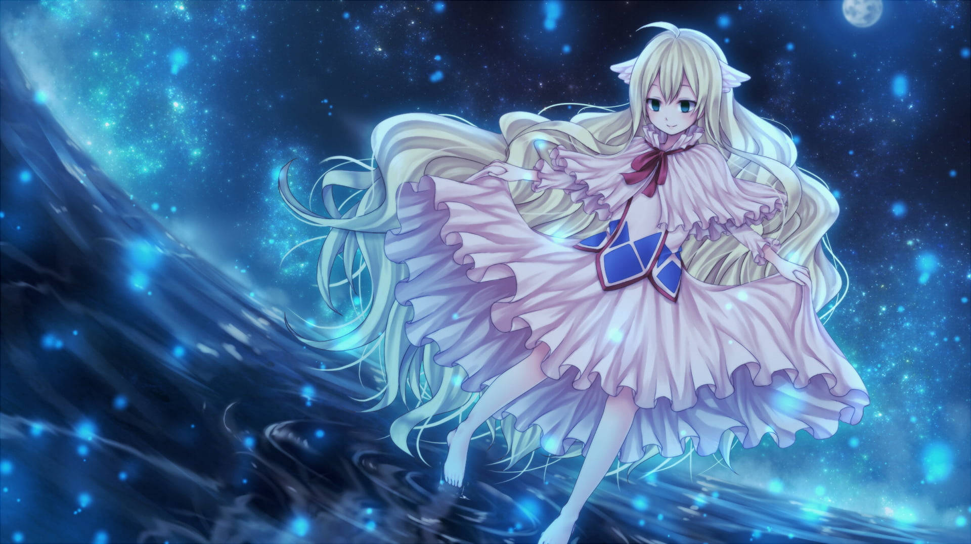 Fairy Tail Characters 桌布 壁紙 — 一位金髮動漫女孩穿著飄逸的粉紅色連衣裙，在發光的月亮下，在旋轉的宇宙藍色星雲中跳舞。