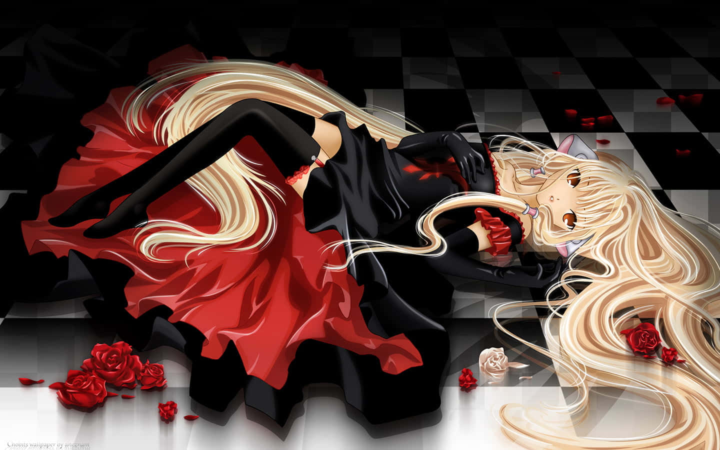 Chobits 桌布 壁紙 — 一位金髮動漫女孩穿著黑紅連衣裙躺在格子地板上，周圍環繞著紅玫瑰。