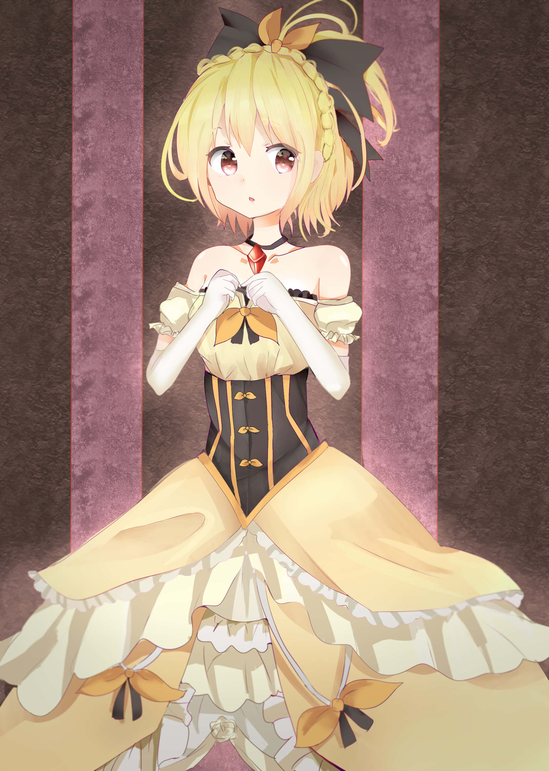 Re Zero Felt 桌布 壁紙 — 一位金髮動漫女孩穿著黑黃維多利亞風格連衣裙，站在紫色條紋壁紙背景前。