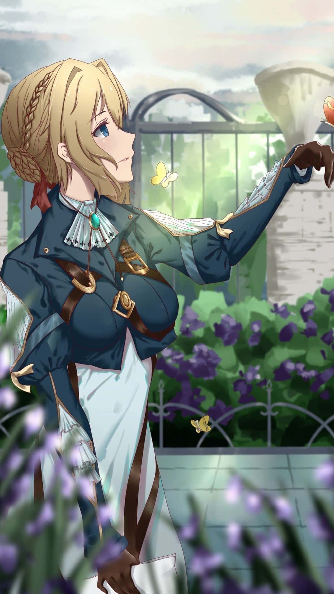 Violet Evergarden iPhone 桌布 壁紙 — 一位金髮動漫女孩身穿藍色服裝，在花園中輕輕伸手觸碰紫色花朵間的蝴蝶。