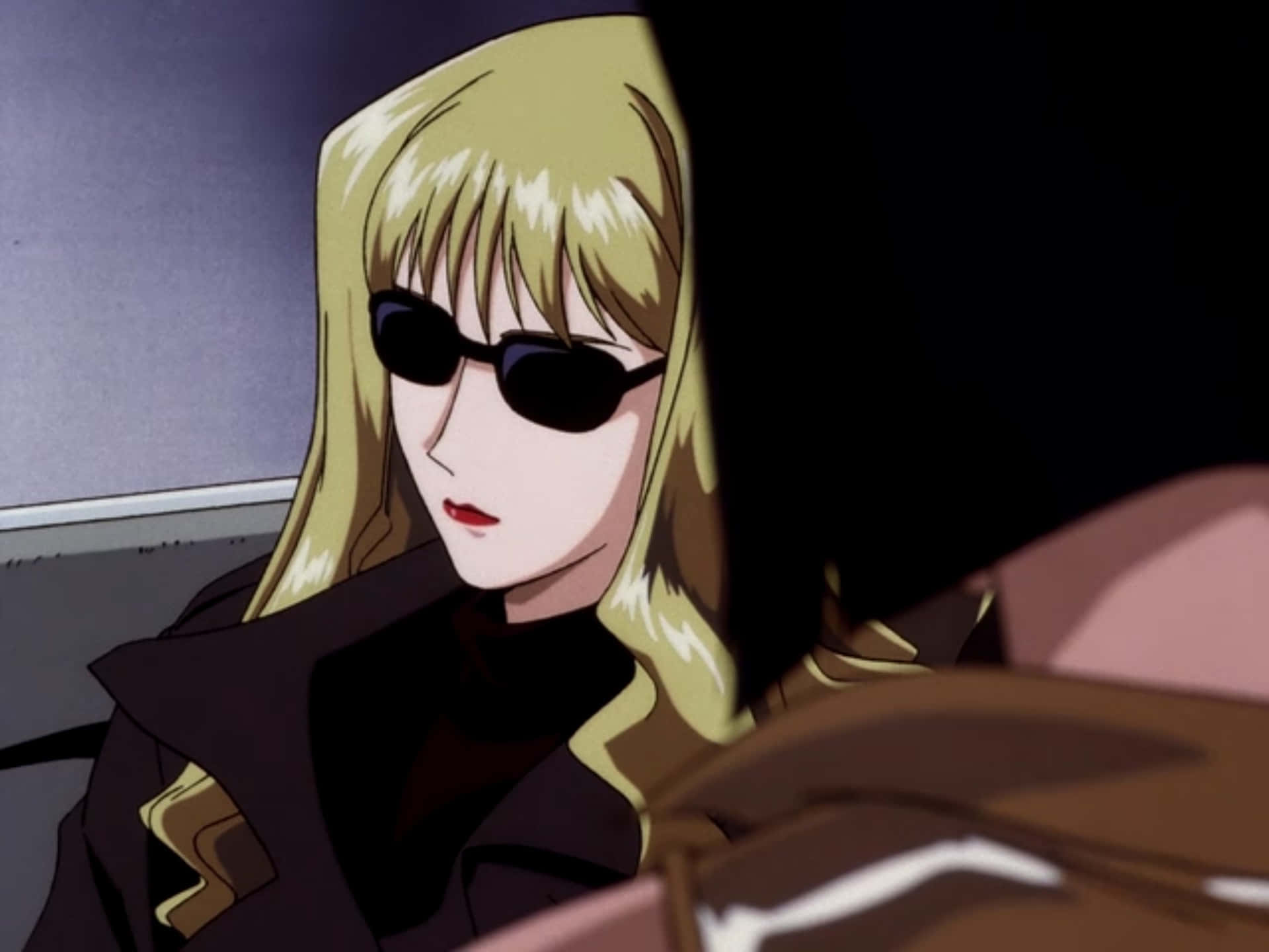 Cowboy Bebop Julia 桌布 壁紙 — 一位金髮動漫女性戴著太陽眼鏡和深色外套，在昏暗的室內場景中側視。