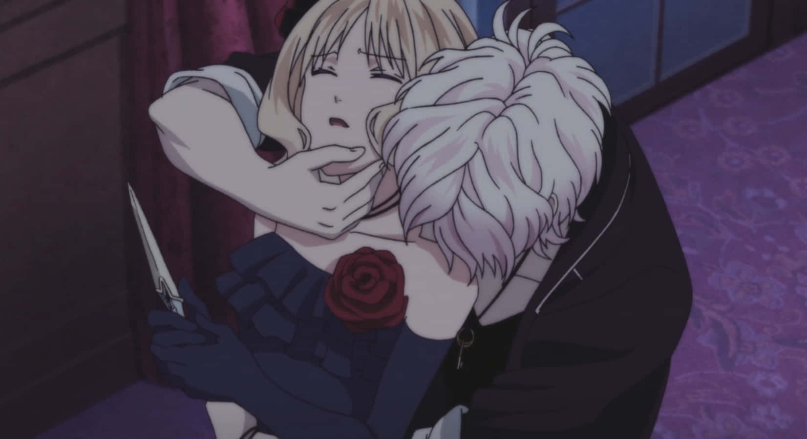 Diabolik Lovers 桌布 壁紙 — 一位金髮動漫女性穿著深色連衣裙，胸前別著一朵紅玫瑰，被一個穿著毛領外套、手持刀的人物從後面擁抱。