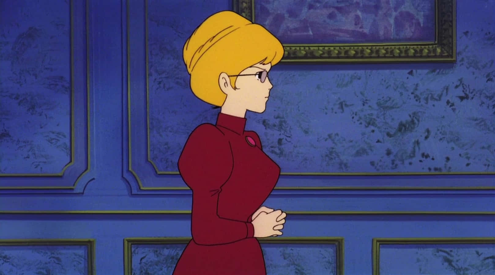 Lupin Iii The Castle Of Cagliostro 桌布 壁紙 — 一位金髮動漫女性身穿紅色連衣裙，站在藍色華麗的房間裡，雙手緊握，若有所思地側視。