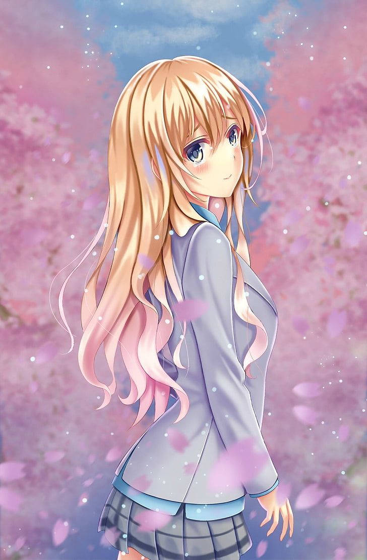 動漫女孩 桌布 壁紙 — 一位金髮動漫少女穿著校服，站在柔和的藍天下，周圍飄落著粉紅色的櫻花花瓣。