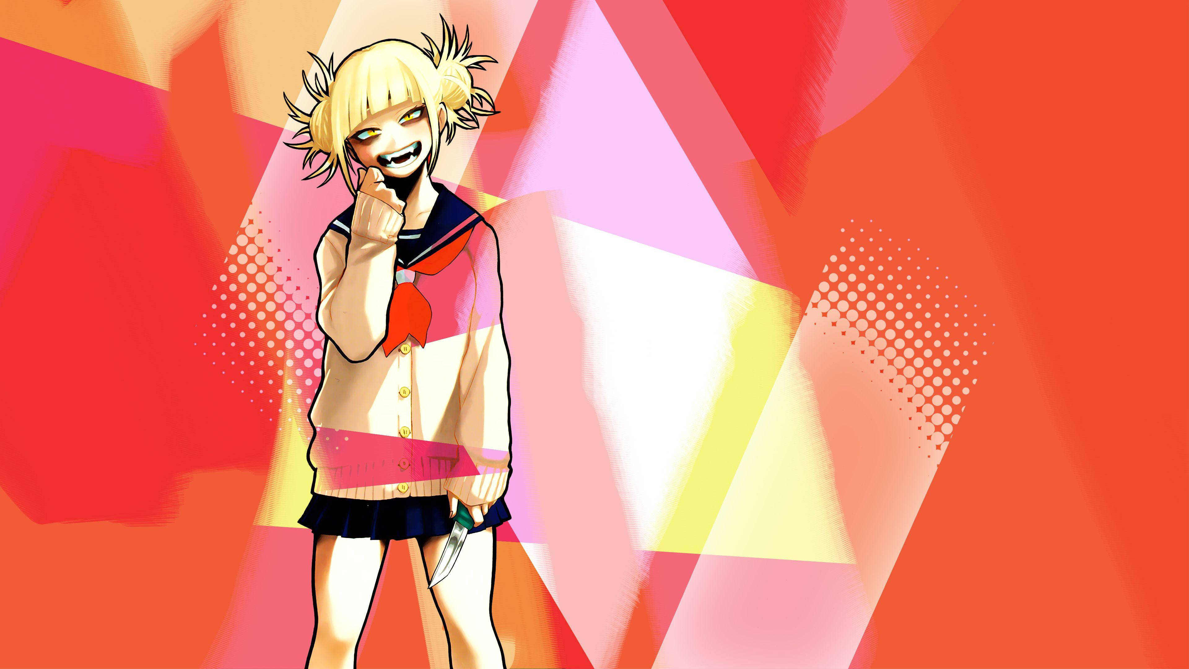 Toga 桌布 壁紙 — 一位金髮動漫少女穿著水手服，在紅色、粉紅色和黃色幾何圖案的鮮豔抽象背景前，拿著刀頑皮地微笑。