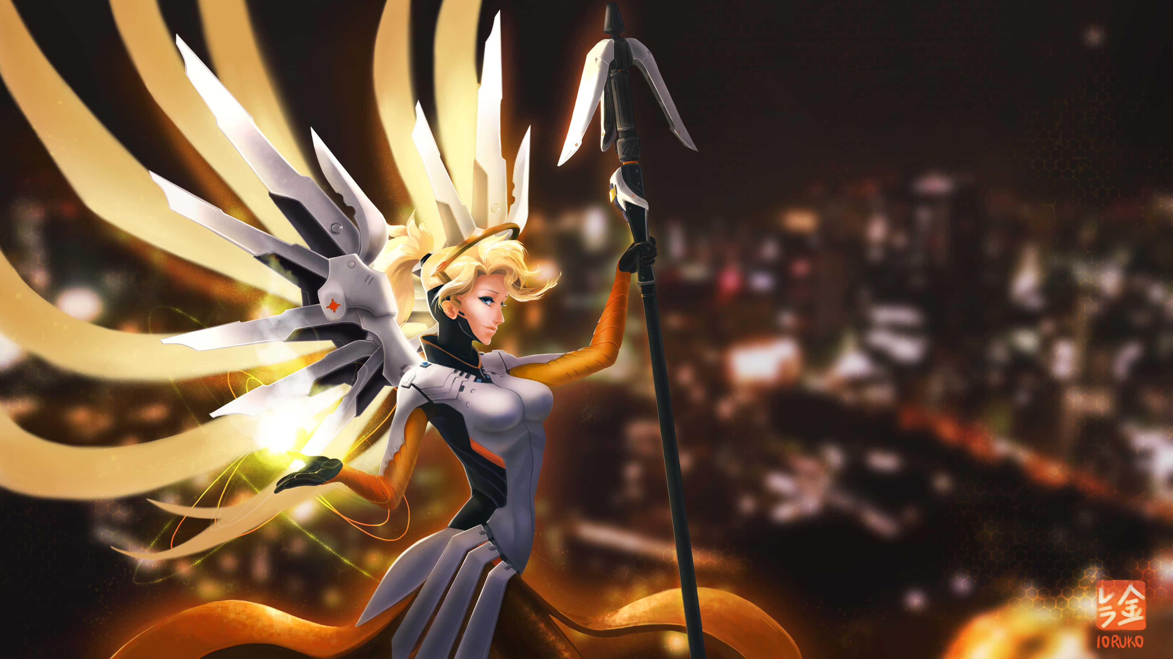 Mercy Overwatch 桌布 壁紙 — 一位金髮動漫戰士，擁有發光的翅膀和長矛，在夜晚英雄般地站立在模糊的城市景觀之上。