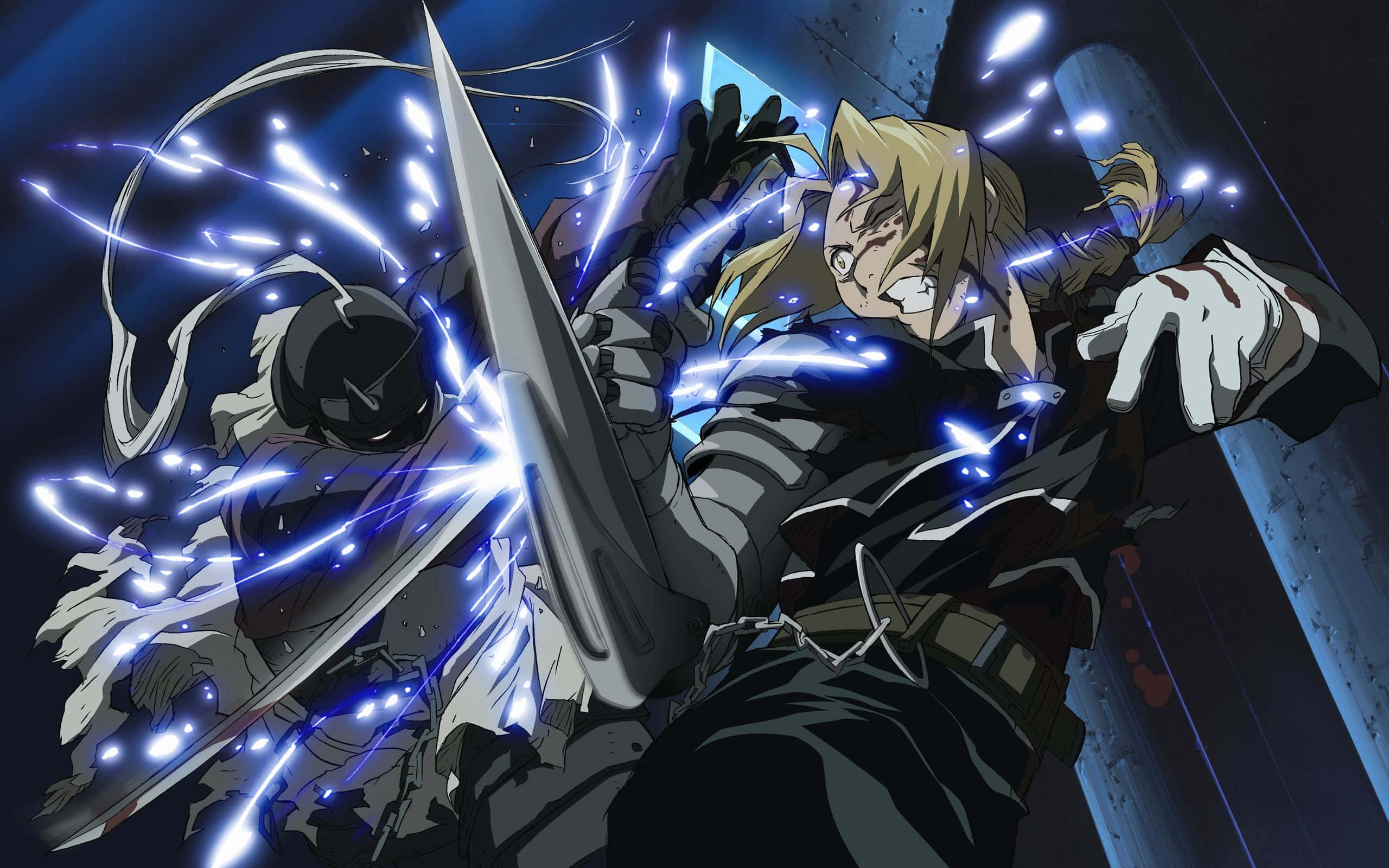 Fullmetal Alchemist 桌布 壁紙 — 一位金髮動漫戰士在黑暗的城市小巷中，被電藍色能量火花照亮，用發光的劍斬向一個戴面具的對手。