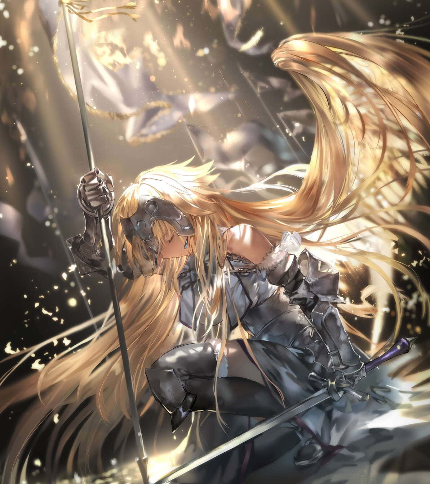 Fate/Grand Order 桌布 壁紙 — 一位金髮動漫戰士身穿暗色盔甲，在金色光芒和漂浮碎片中揮舞劍和長矛。