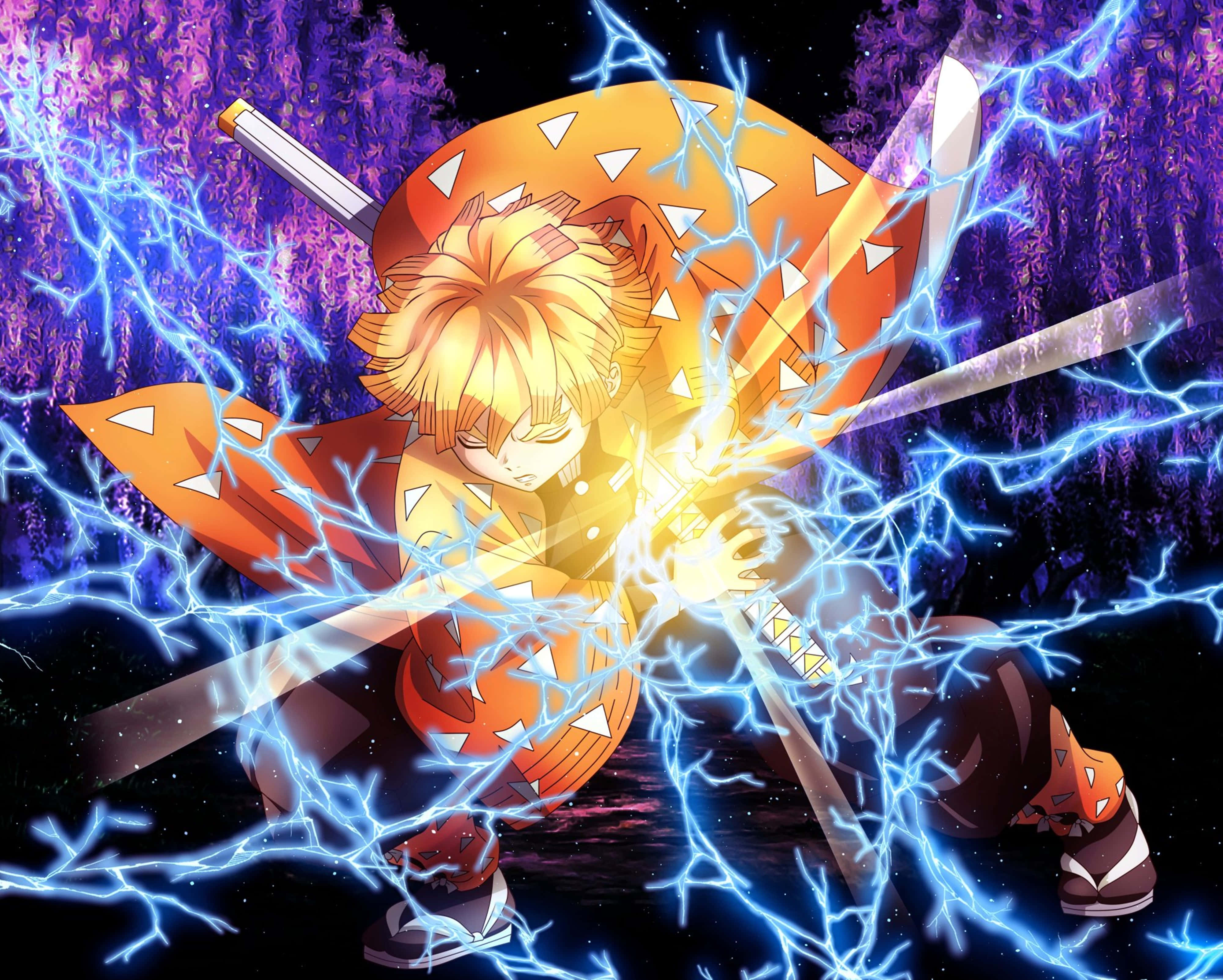 Demon Slayer Zenitsu 4K 桌布 壁紙 — 一位金髮動漫戰士身穿橙色盔甲，在紫色森林背景下與藍色閃電交織，揮劍對決。