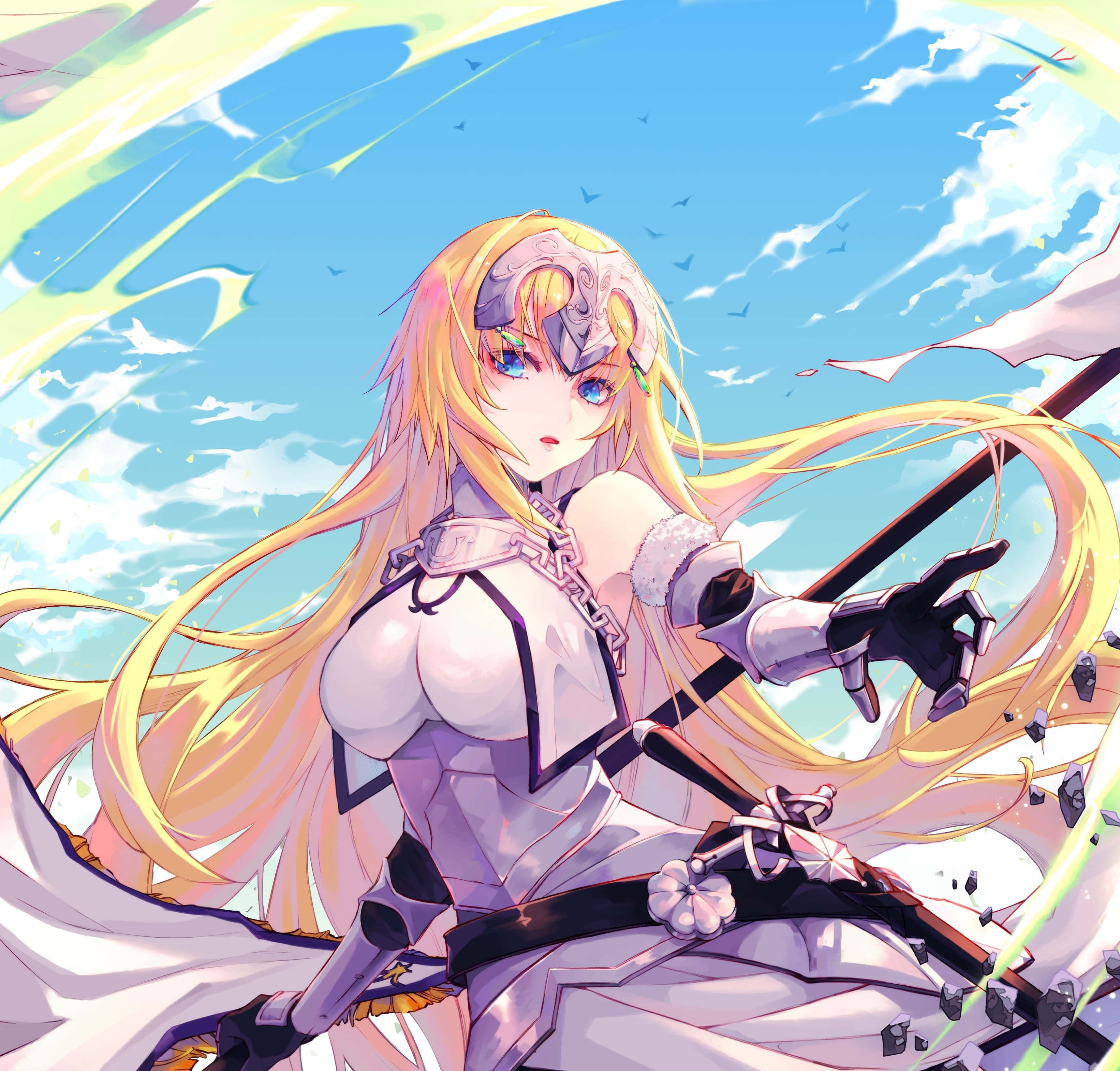 Fate/Grand Order 桌布 壁紙 — 一位金髮動漫戰士身穿白色盔甲，在鳥兒和發光能量條紋的鮮豔天空下揮劍。
