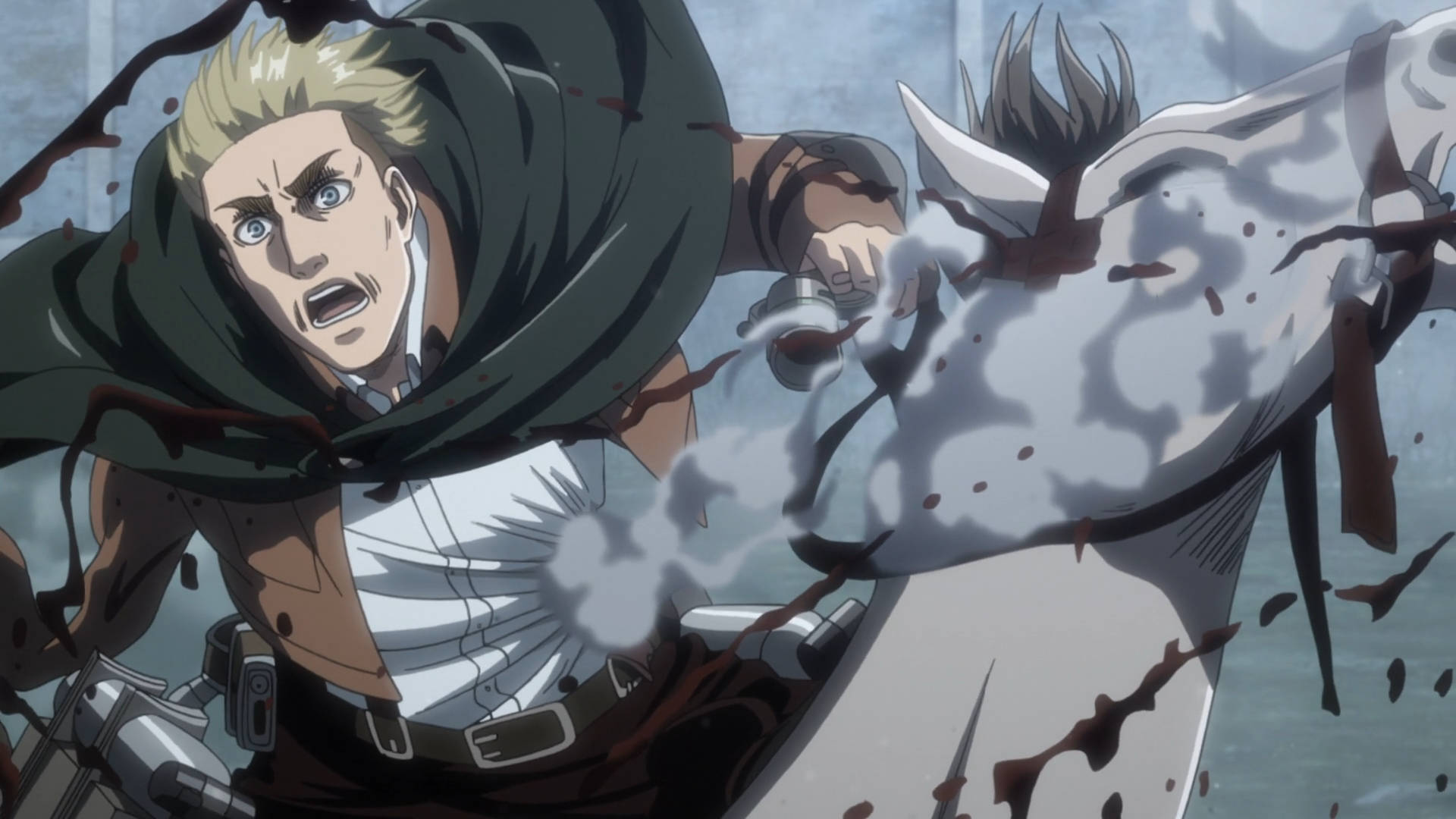 Erwin 桌布 壁紙 — 一位金髮動漫戰士身穿綠色斗篷，在飛濺的鮮血和煙霧中用劍斬殺一個巨大的白色巨人。