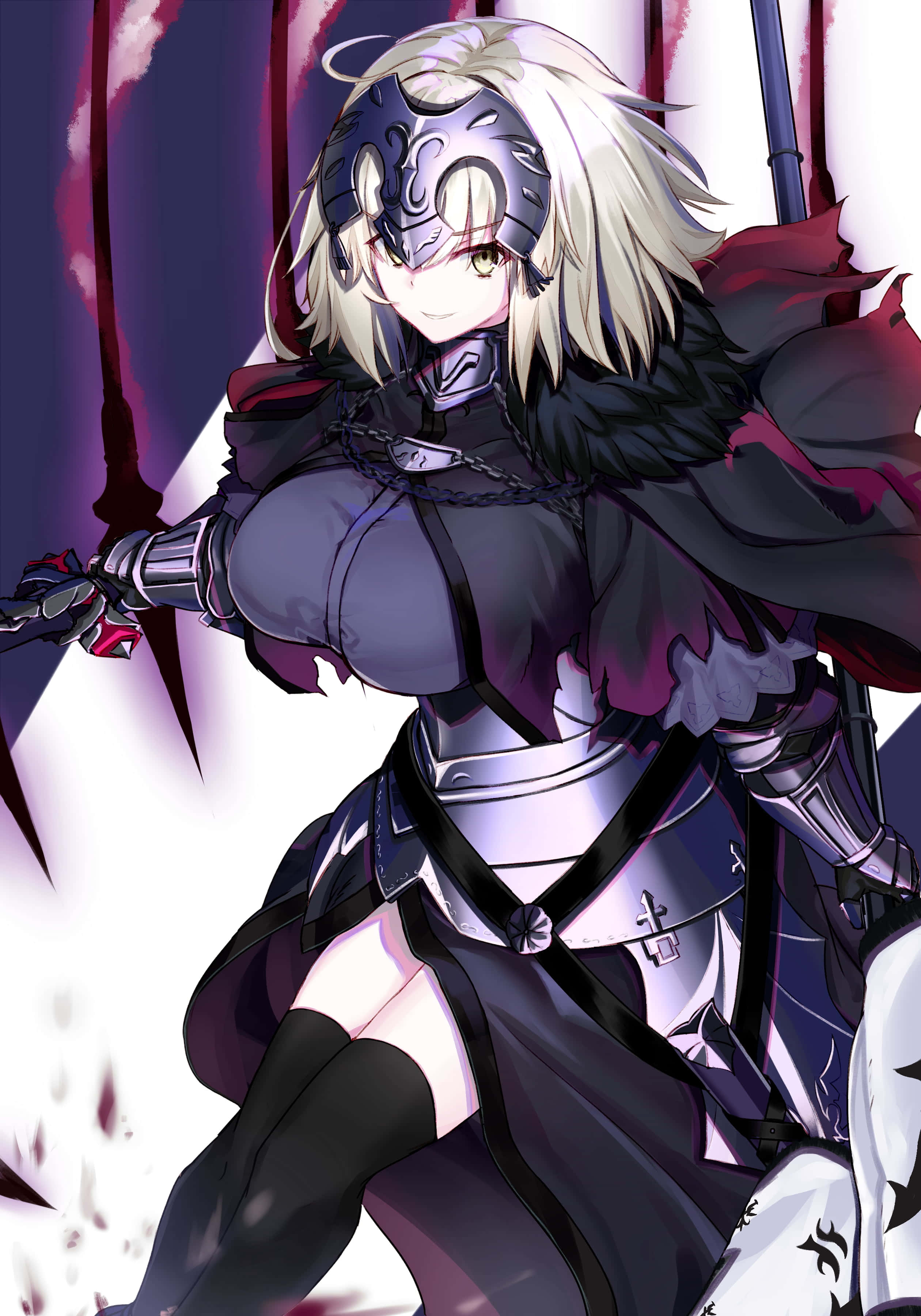 Fate/Grand Order 桌布 壁紙 — 一位金髮動漫戰士身穿銀色盔甲和紅色斗篷，在深紫色和白色背景上揮劍。