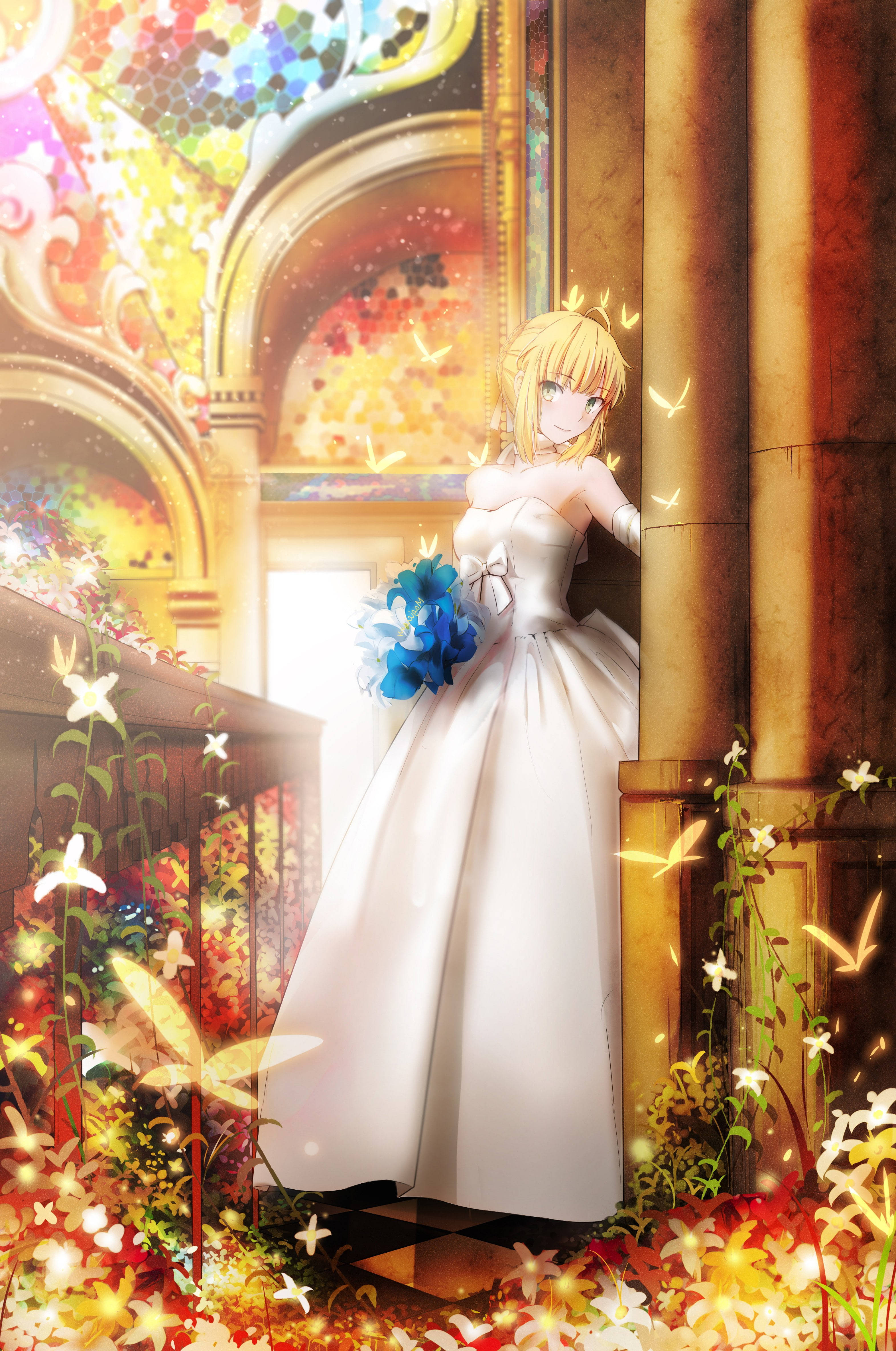 Wedding Dress 桌布 壁紙 — 一位金髮動漫新娘穿著白色婚紗，在陽光普照、鮮花盛開的大教堂式大廳中，手持藍色花朵站在大柱子旁。