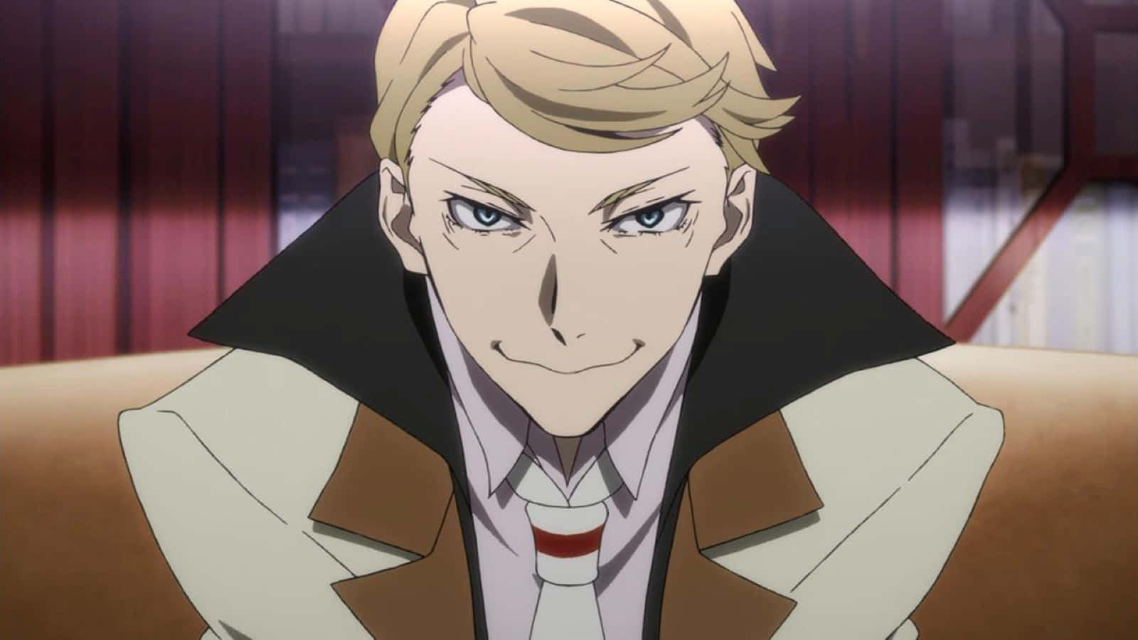Bungo Stray Dogs Francis F 桌布 壁紙 — 一位金髮動漫男，身穿米色外套和紅色領帶，坐在室內，身後有紅色窗簾，露出得意的笑容。
