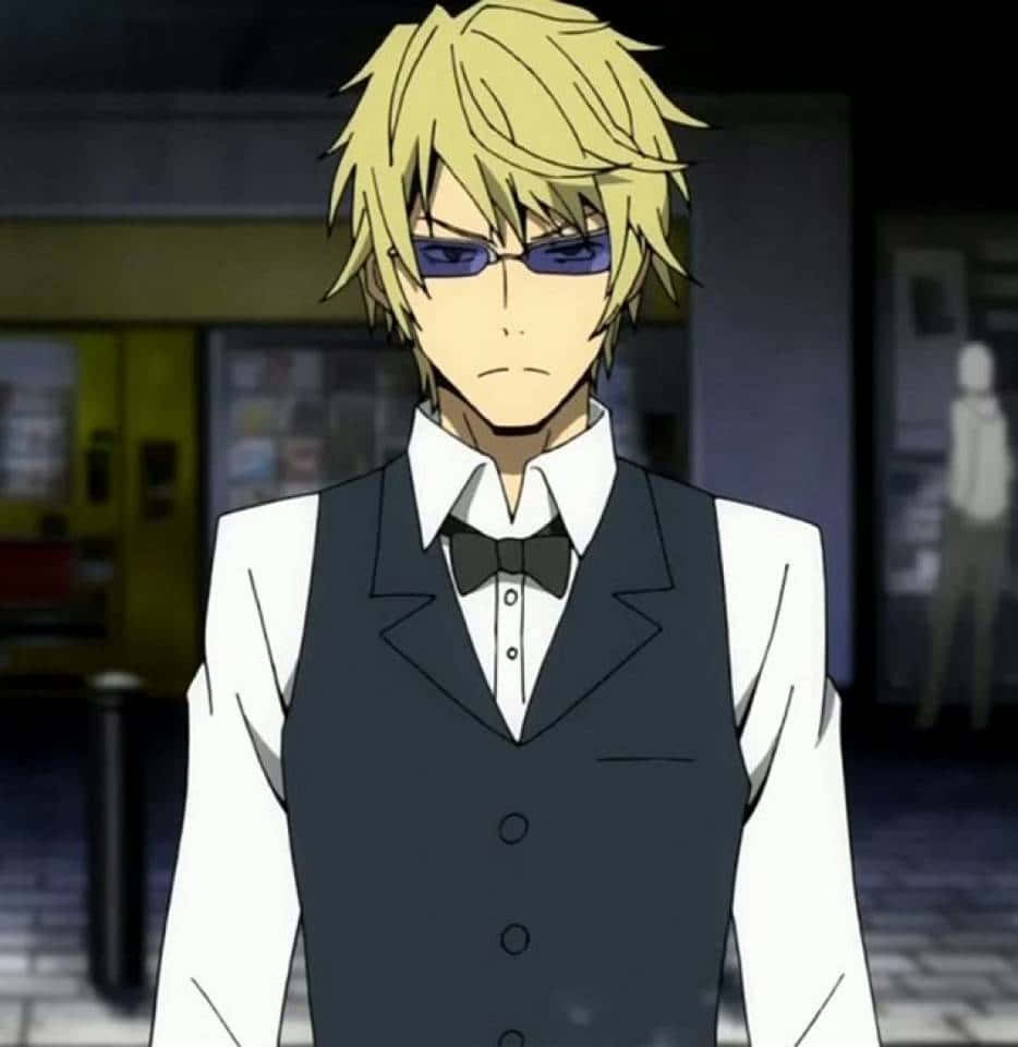 Shizuo Heiwajima 桌布 壁紙 — 一位金髮動漫男子戴著紫色太陽眼鏡，穿著正式背心和領結，背景是昏暗的城市。