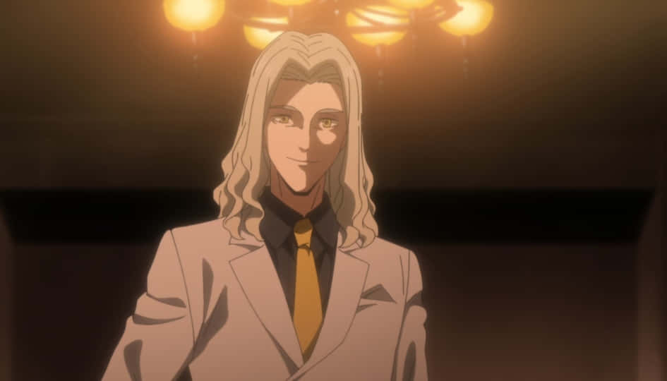 The Promised Neverland Peter Ratri 桌布 壁紙 — 一位金髮動漫男子穿著米色西裝和黃色領帶，在昏暗房間的溫暖吊燈燈光下微笑。