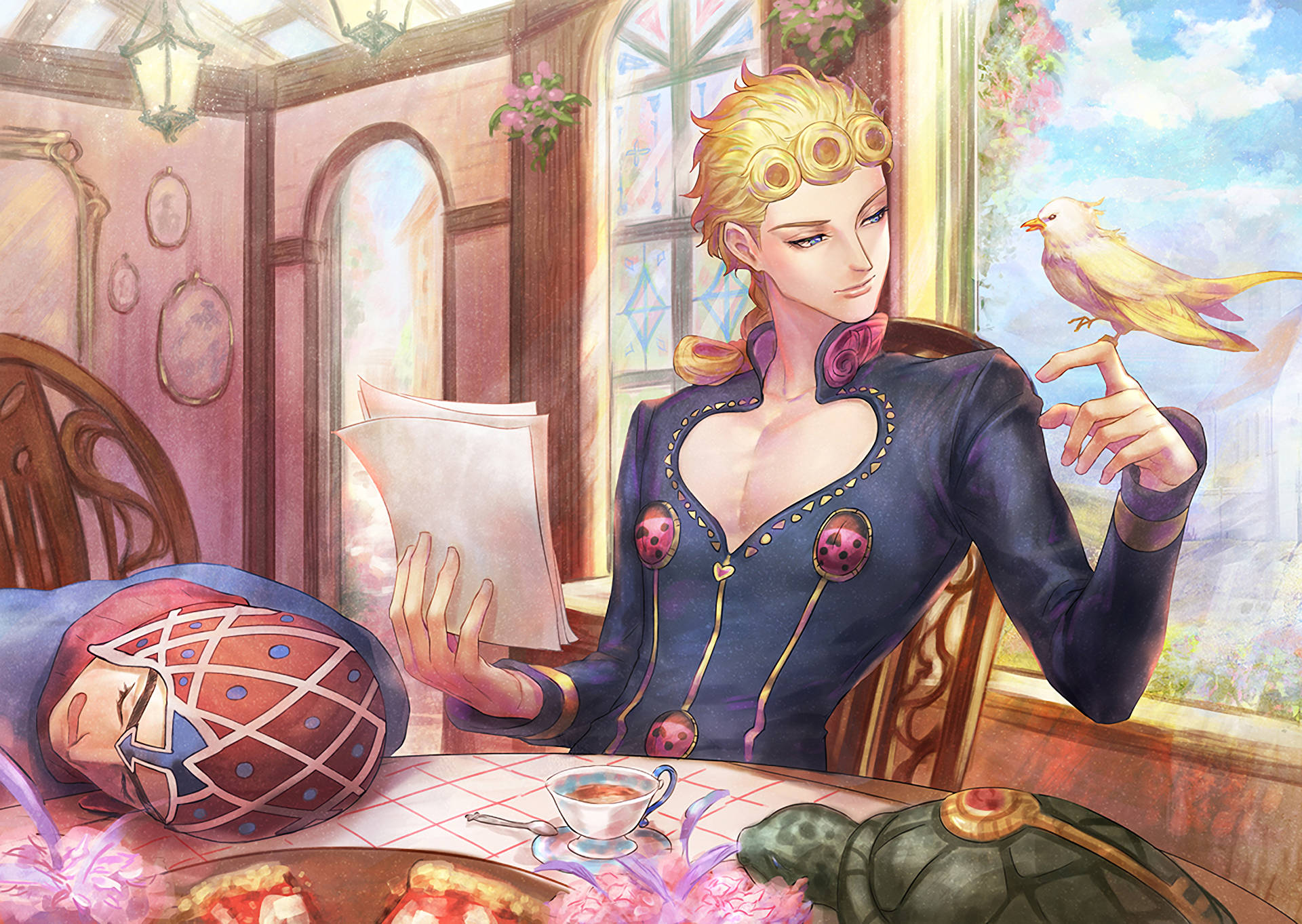 Giorno 桌布 壁紙 — 一位金髮動漫男子身穿深藍色服裝，在陽光充足的咖啡館裡讀信，一隻黃色小鳥停在他的手指上。
