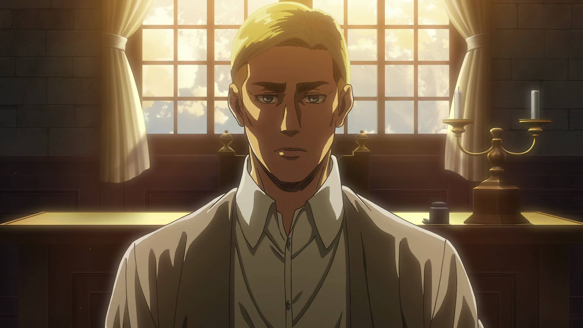 Erwin 桌布 壁紙 — 一位金髮動漫男子身穿白襯衫，莊嚴地站在一個陽光充足的石室裡，裡面有木製家具和窗簾。
