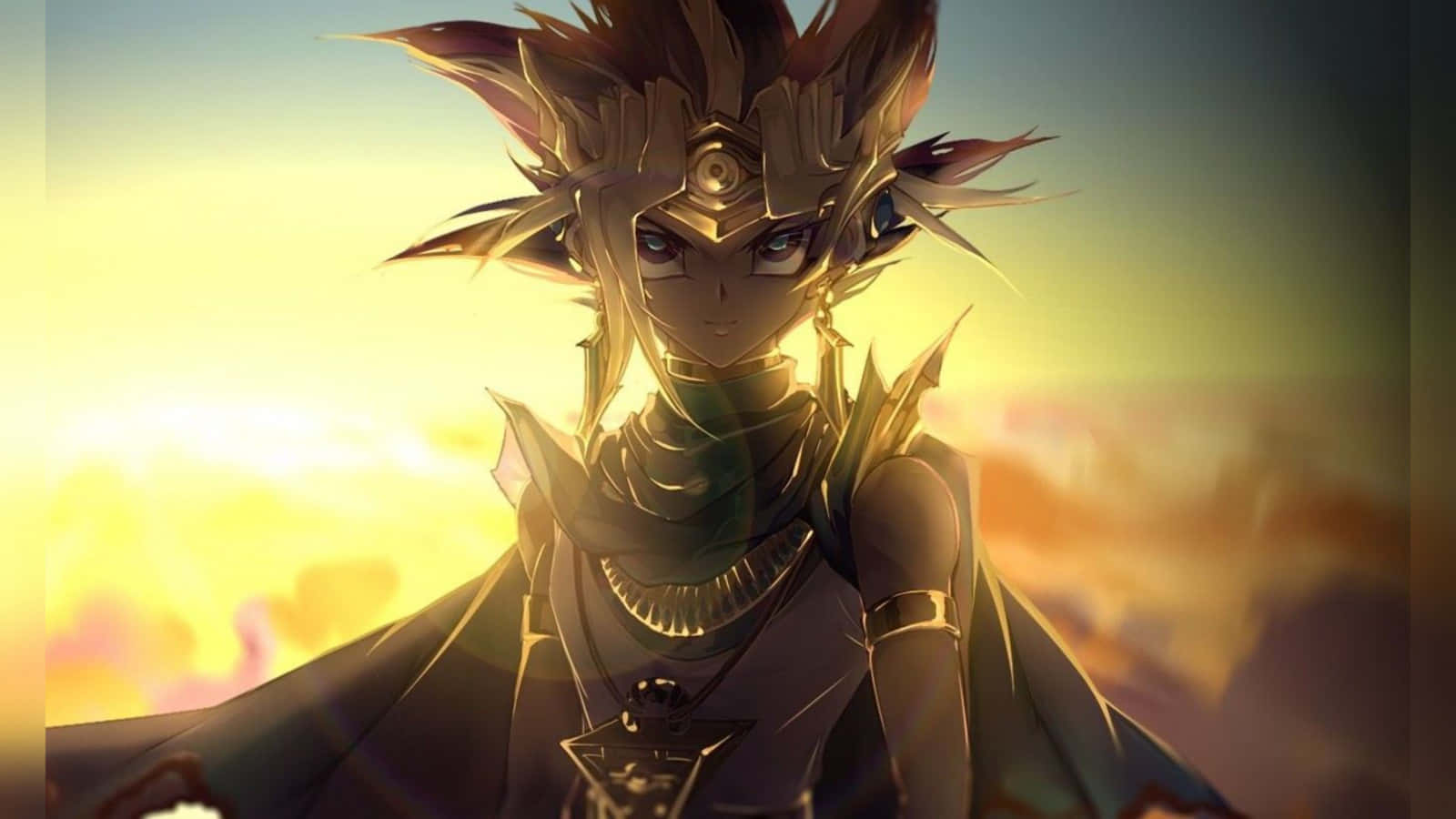 Pharaoh Atem 桌布 壁紙 — 一位金髮動漫角色戴著華麗頭飾，站在溫暖的夕陽天空下，伴隨著柔和發光的雲彩。