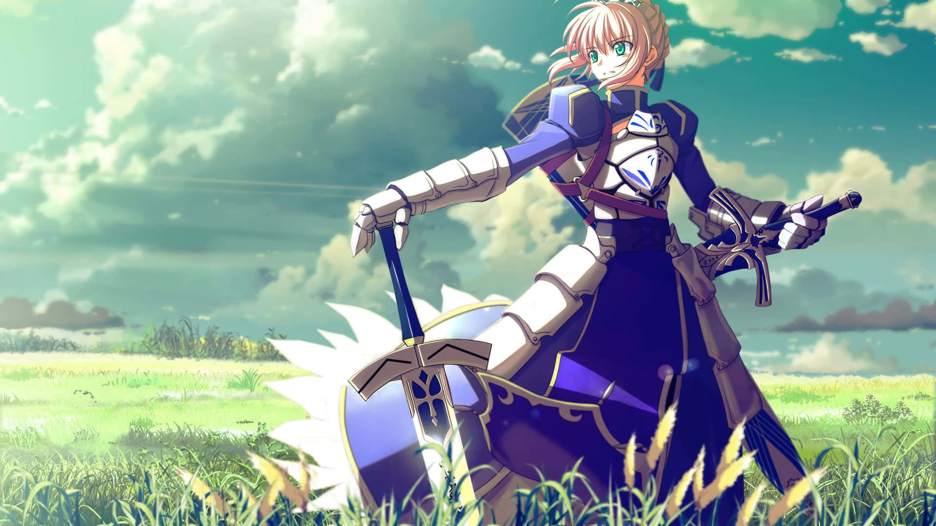 Saber Fate Stay Night 桌布 壁紙 — 一位金髮動漫騎士穿著藍白盔甲，在陽光明媚的草地上自豪地站著，手持劍和盾牌。