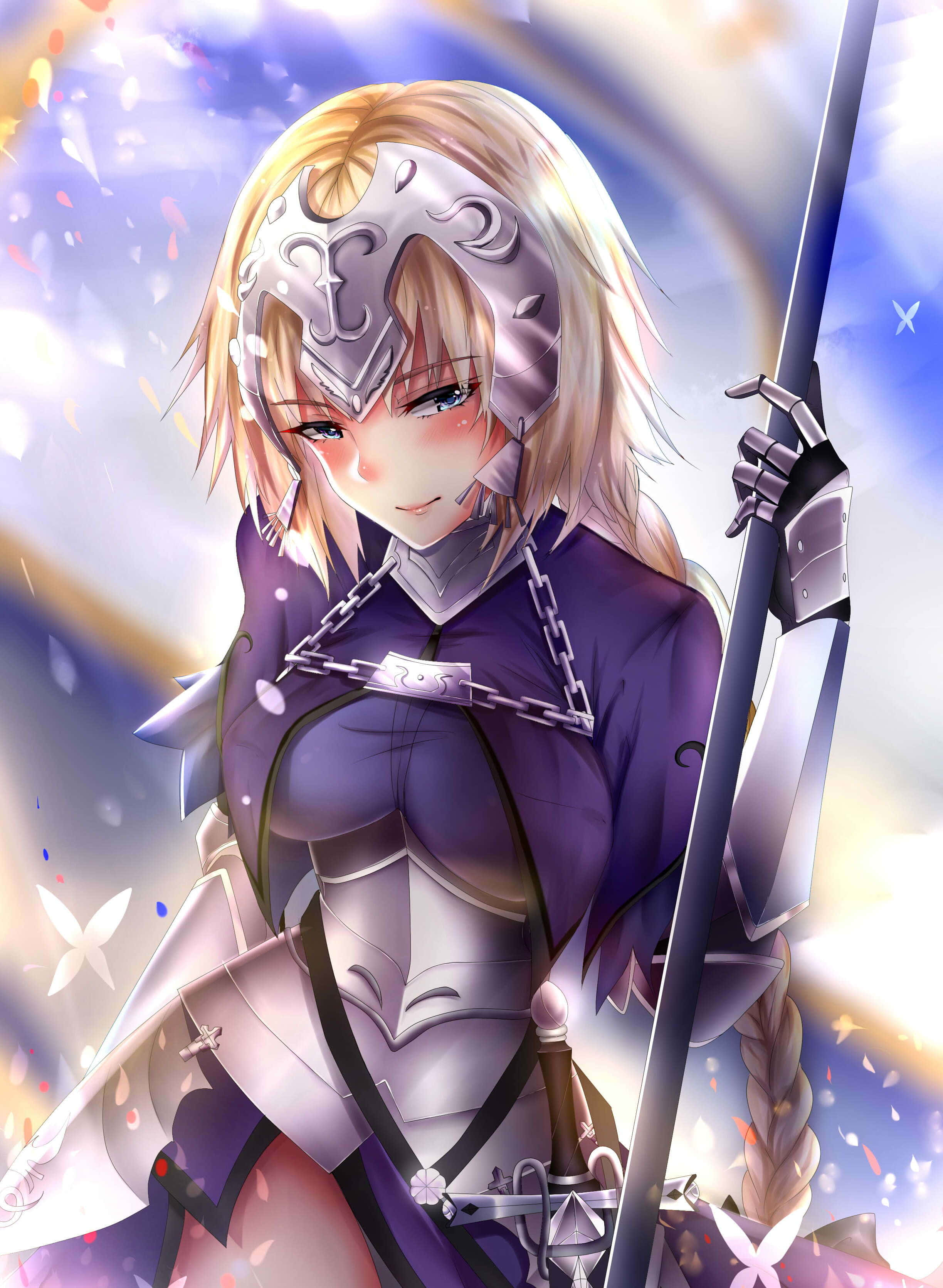 Fate/Grand Order 桌布 壁紙 — 一位金髮動漫騎士身穿紫色盔甲，在明亮的天空下微笑著手持長矛，周圍有花瓣和蝴蝶飄浮。