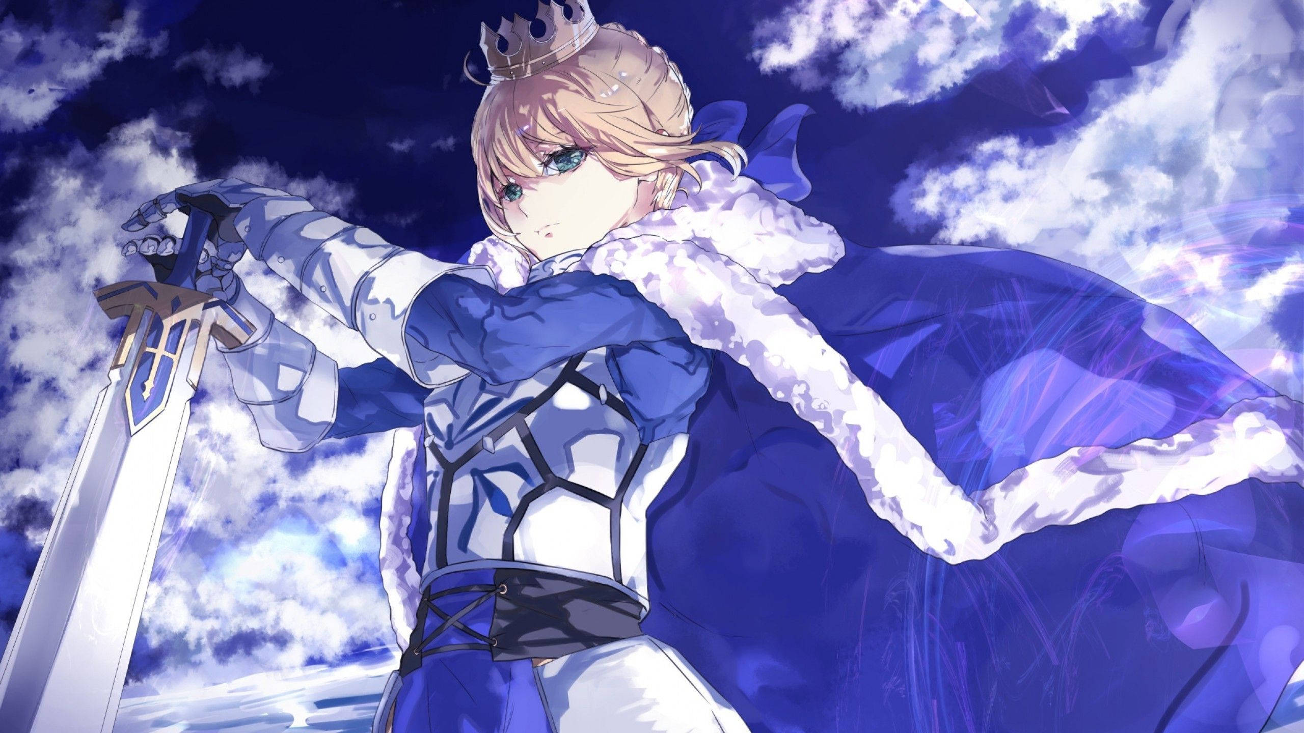 Fate/Grand Order 桌布 壁紙 — 一位金髮動漫騎士身穿藍白盔甲，在戲劇性的多雲天空下揮舞著劍。