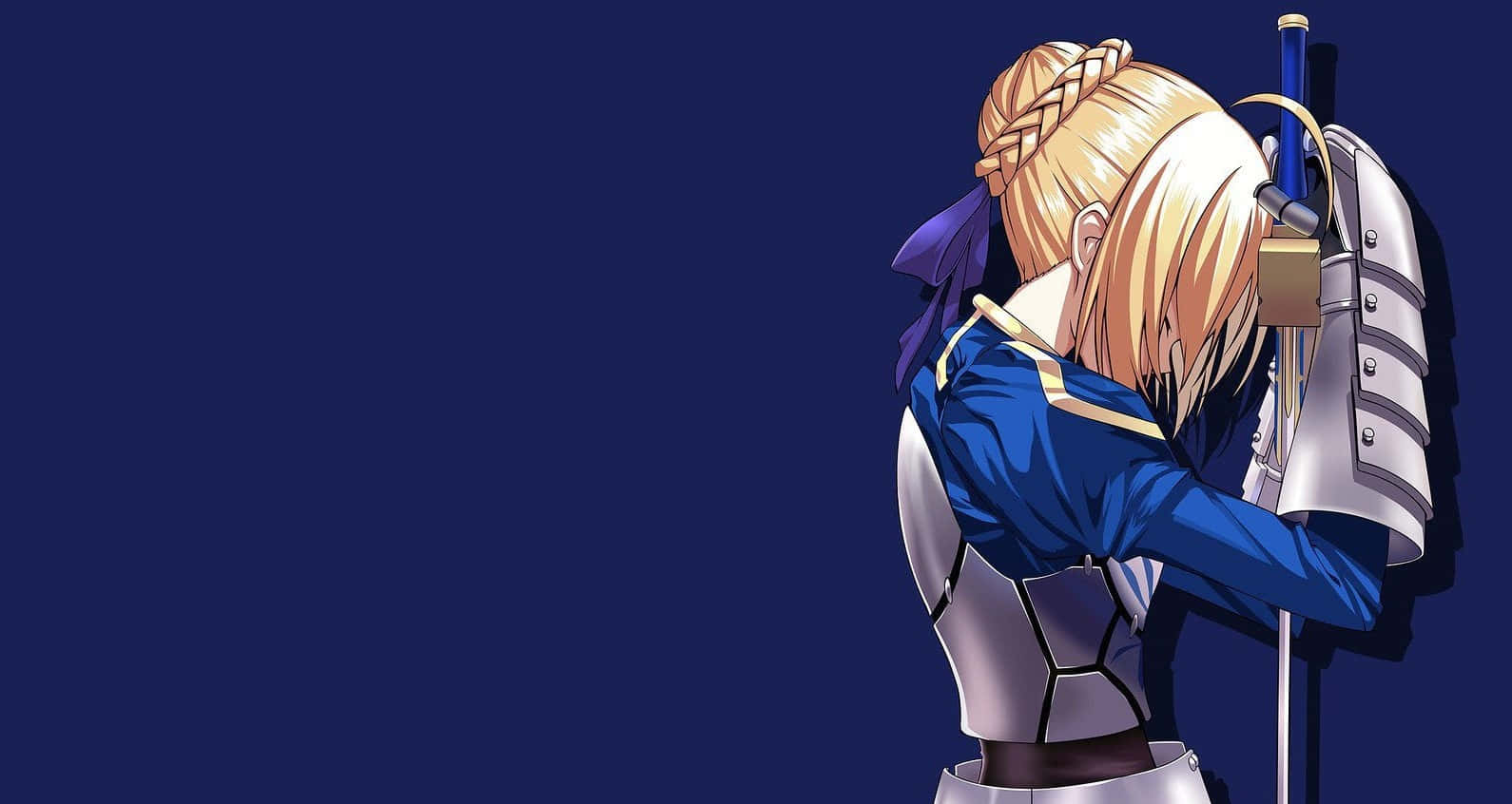 Saber 桌布 壁紙 — 一位金髮動漫騎士身穿藍銀鎧甲，倚靠著劍，背景為深藍色。