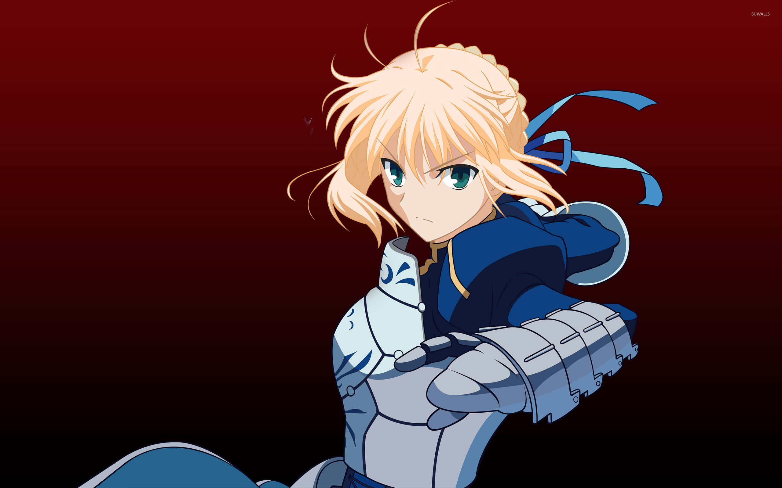 Saber Fate Stay Night 桌布 壁紙 — 一位金髮動漫騎士身穿藍銀鎧甲，在深紅色漸變背景前自信地擺出姿勢。