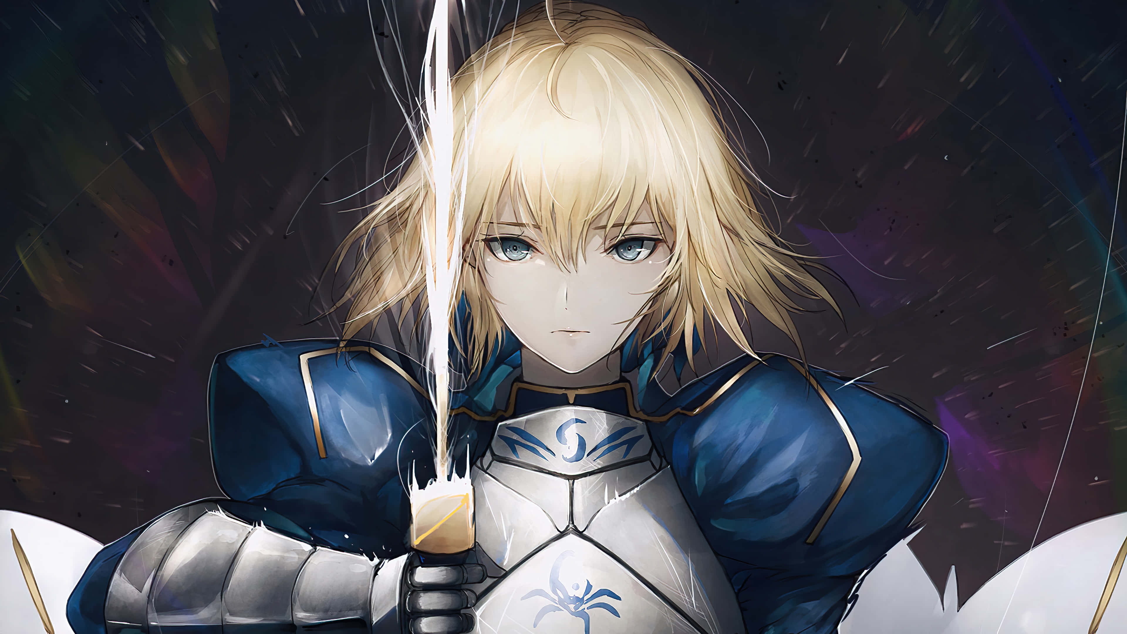 Saber Fate Stay Night 桌布 壁紙 — 一位金髮動漫騎士身穿藍銀鎧甲，在黑暗的宇宙背景中手持發光劍，光線劃過。