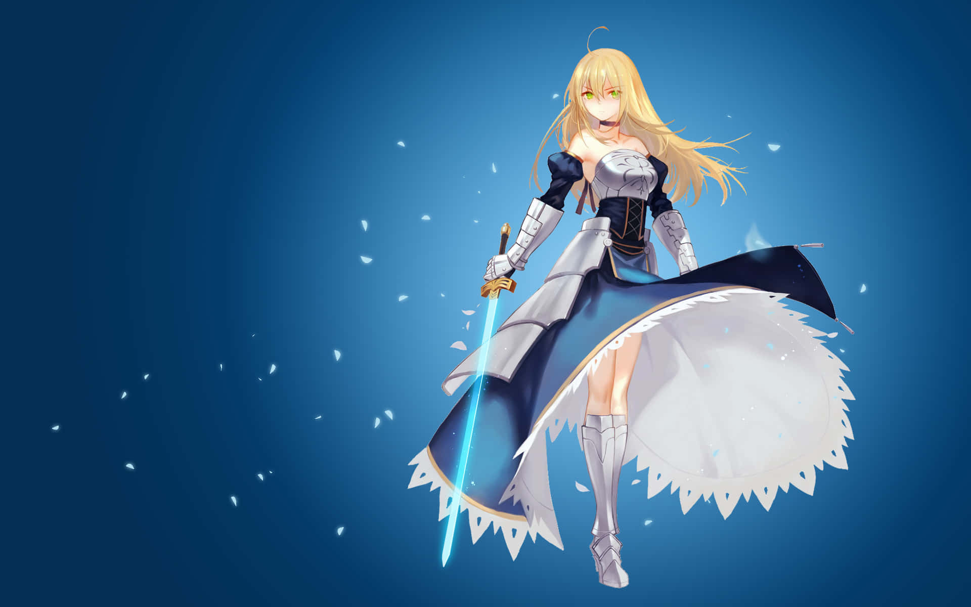 Saber 桌布 壁紙 — 一位金髮動漫騎士身穿銀色盔甲，在深藍色漸變背景中揮舞著發光的藍色劍，周圍有飄浮的花瓣。