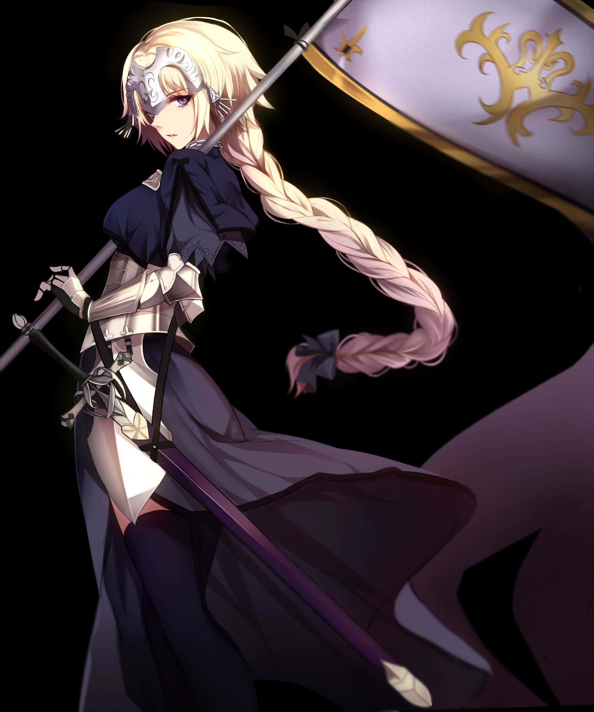 Fate/Grand Order 桌布 壁紙 — 一位金髮動漫騎士身穿銀色盔甲，在黑暗背景中手持長矛和旗幟，披風飄揚，頭髮編成辮子。